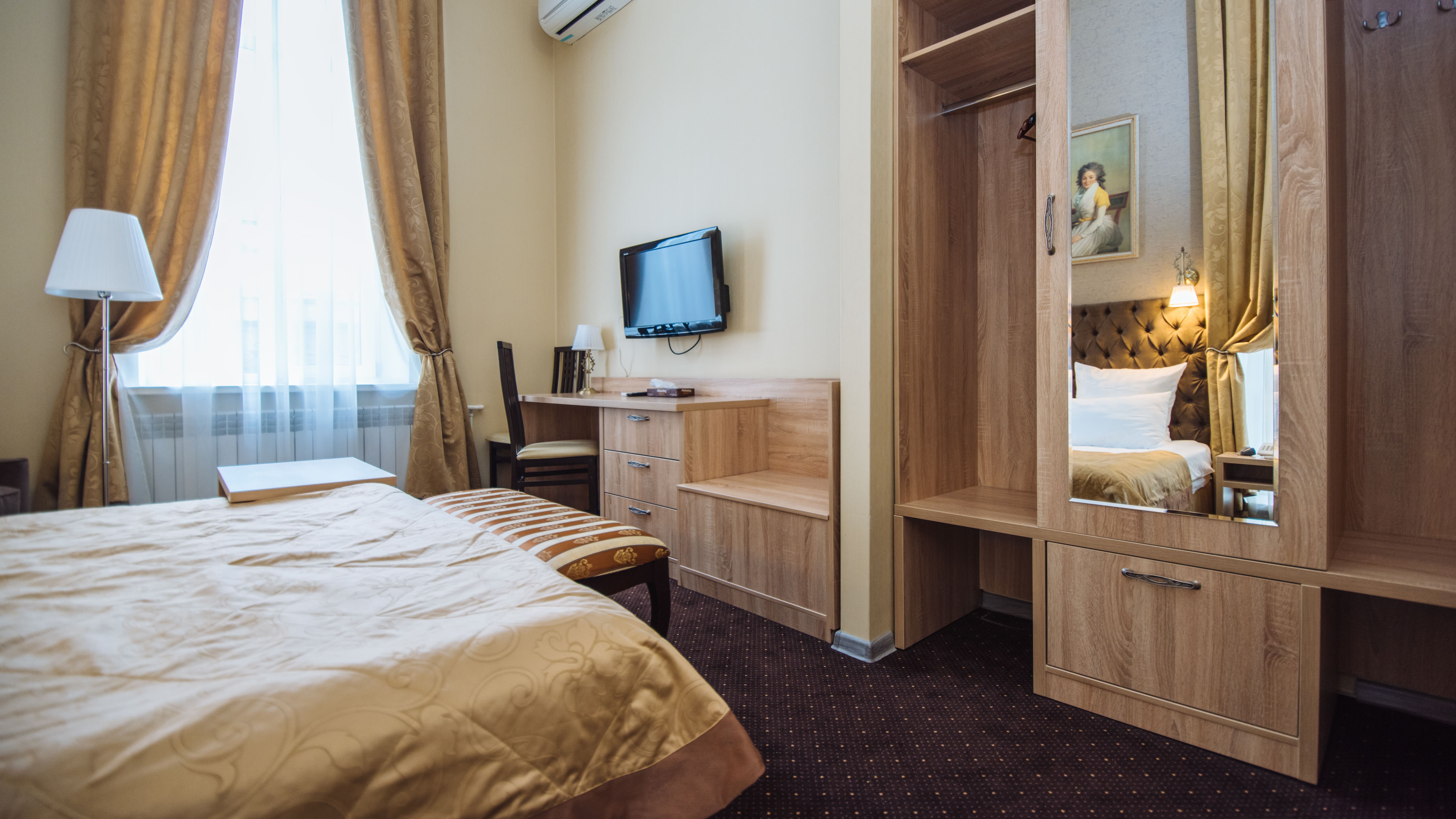 Улучшенный номер с кроватью размера «queen-size»