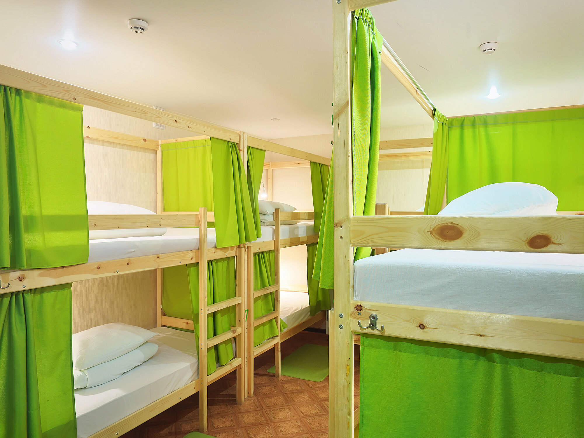 Спальное место на двухъярусной кровати в общем номере для мужчин