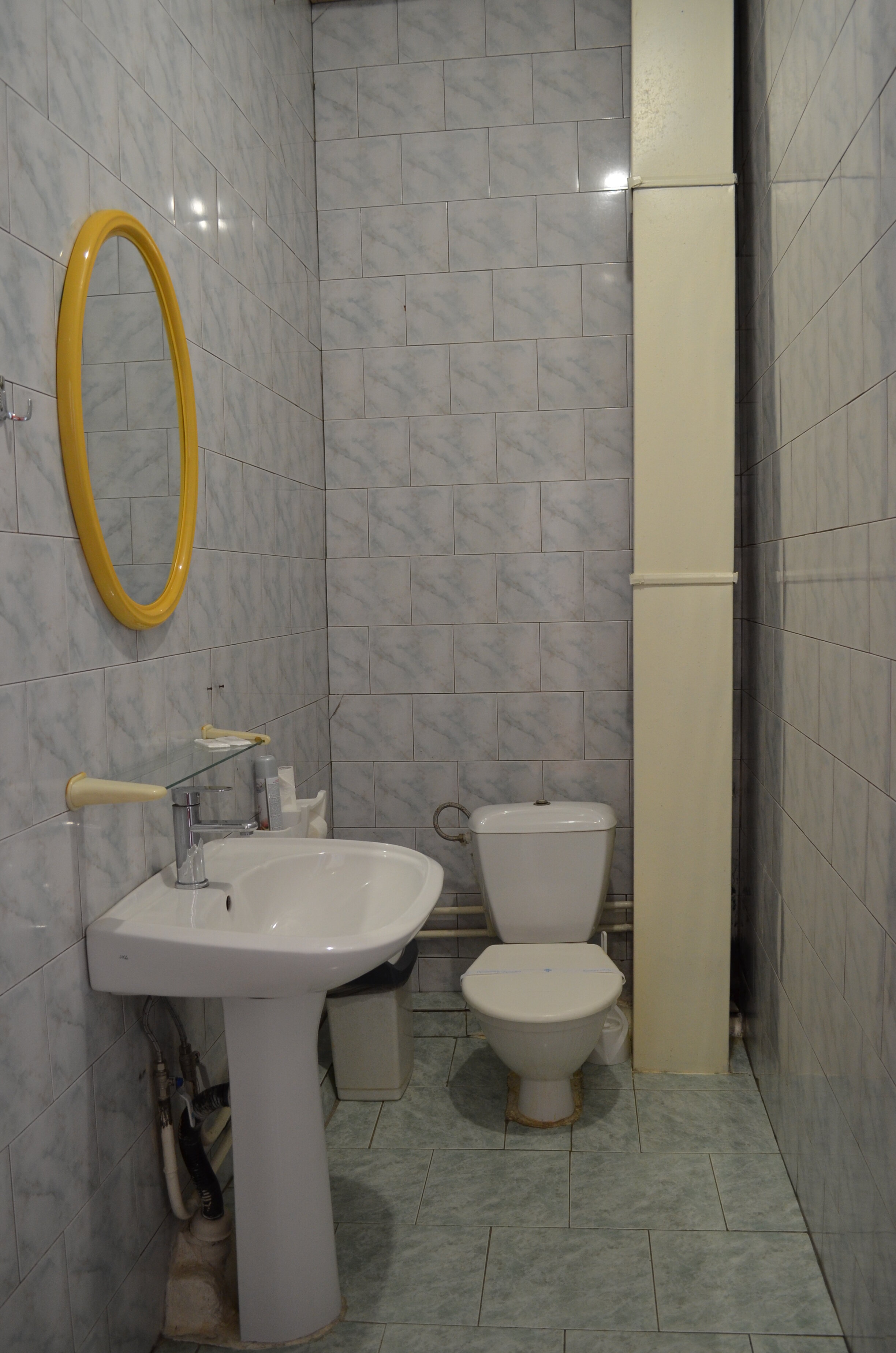 Стандартный двухместный номер с 2 отдельными кроватями и общей ванной комнатой