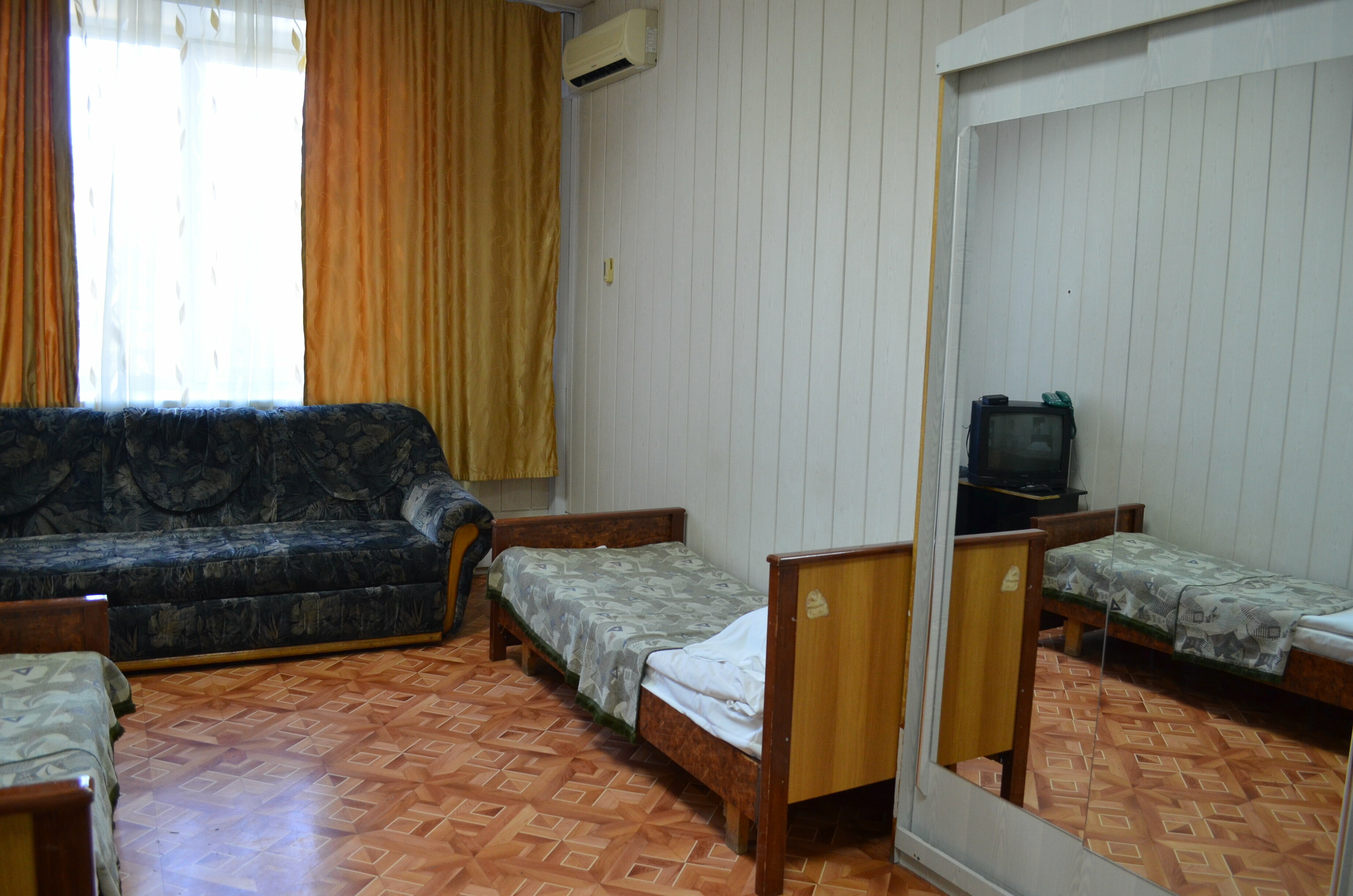 Небольшой двухместный номер с 2 отдельными кроватями