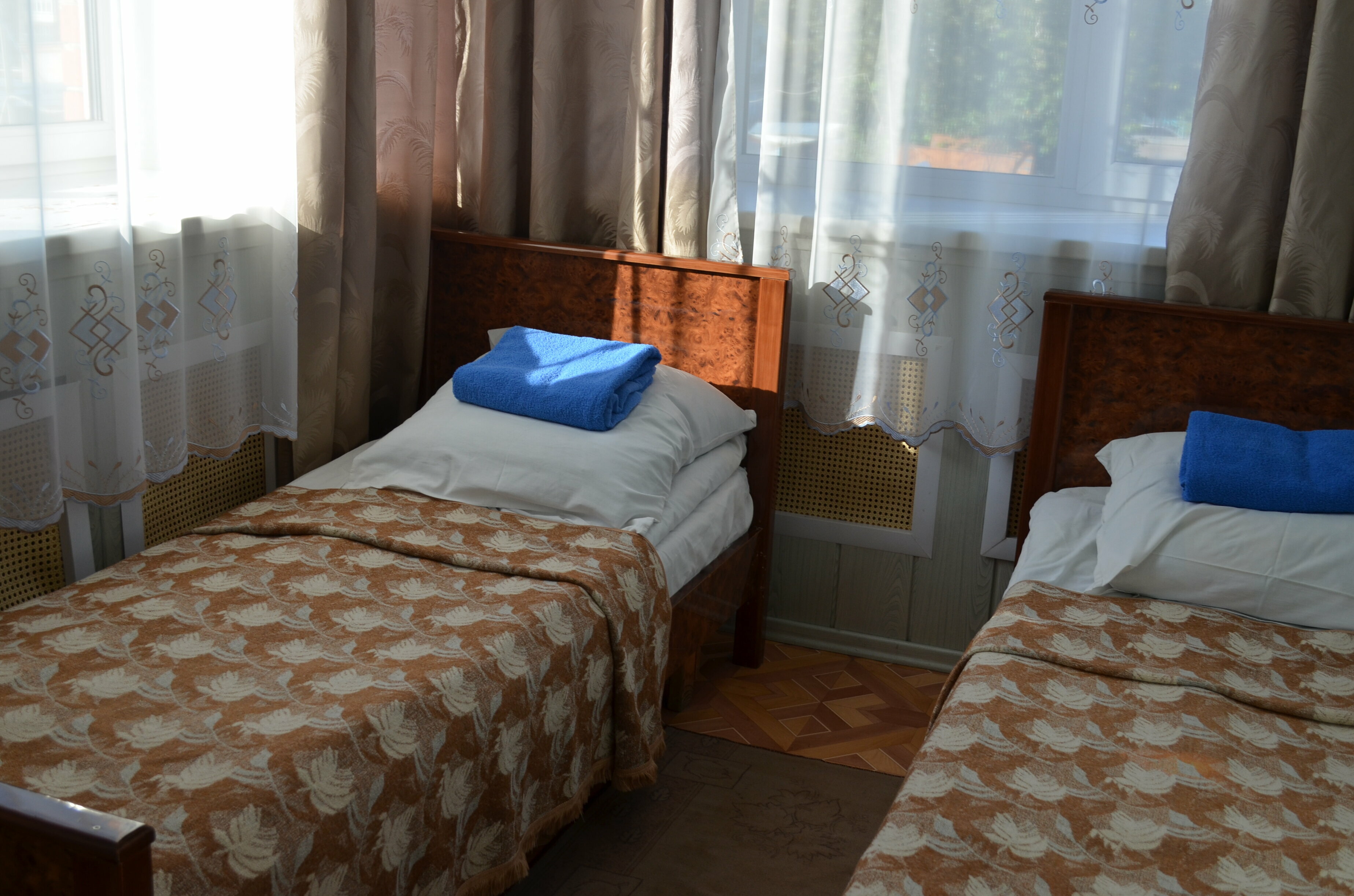 Стандартный двухместный номер с 2 отдельными кроватями и общей ванной комнатой