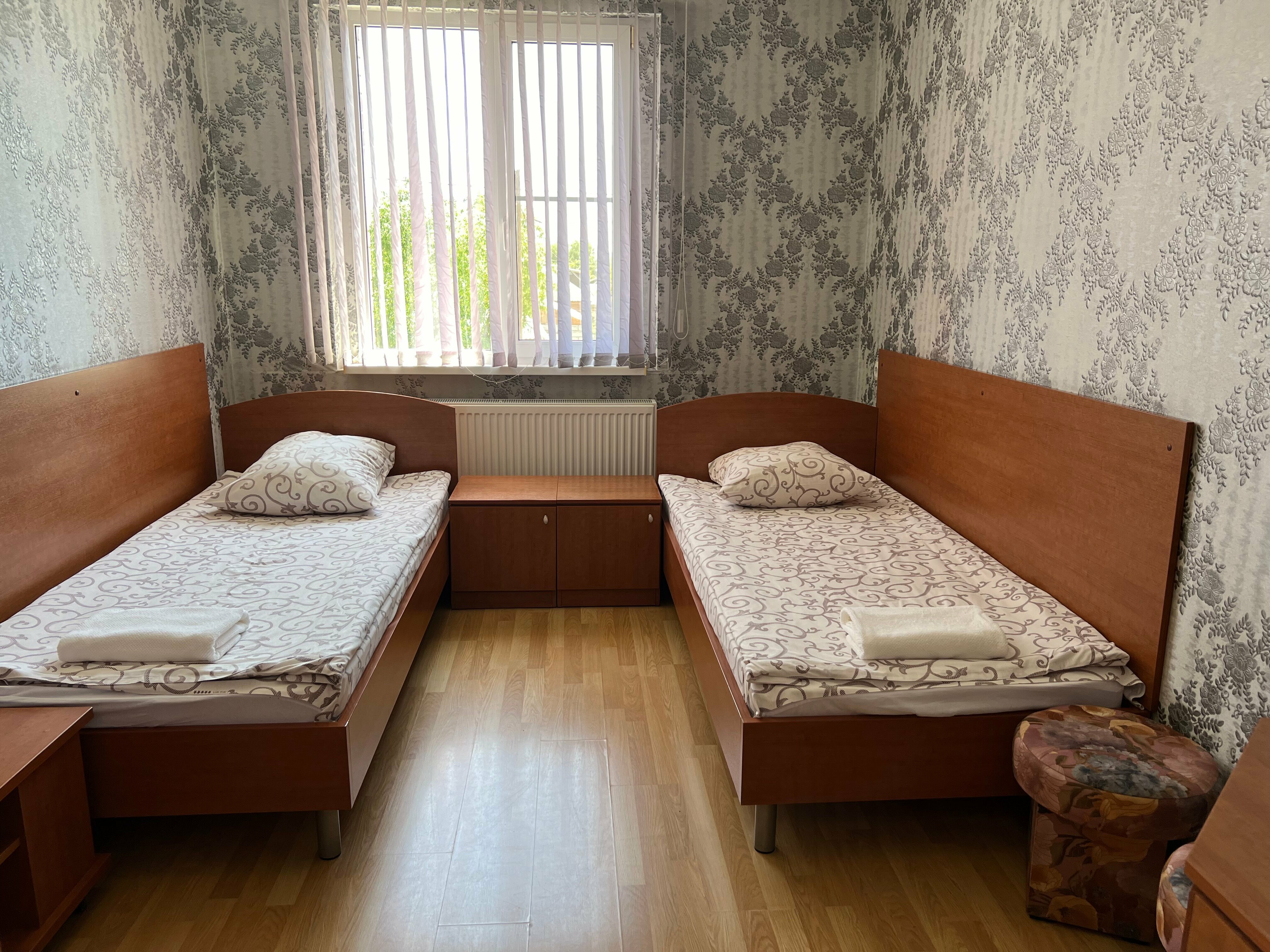 Двухместный номер с 2 отдельными кроватями и общей ванной комнатой