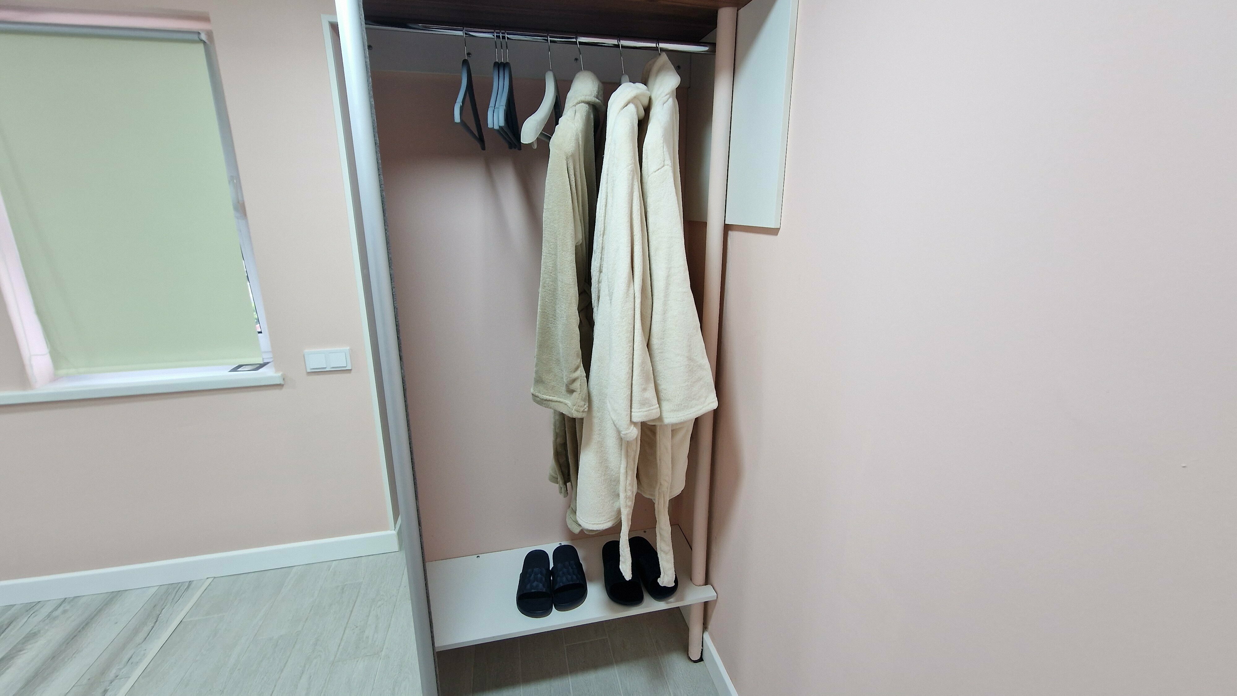 Двухместный номер с двуспальной кроватью и дополнительной кроватью