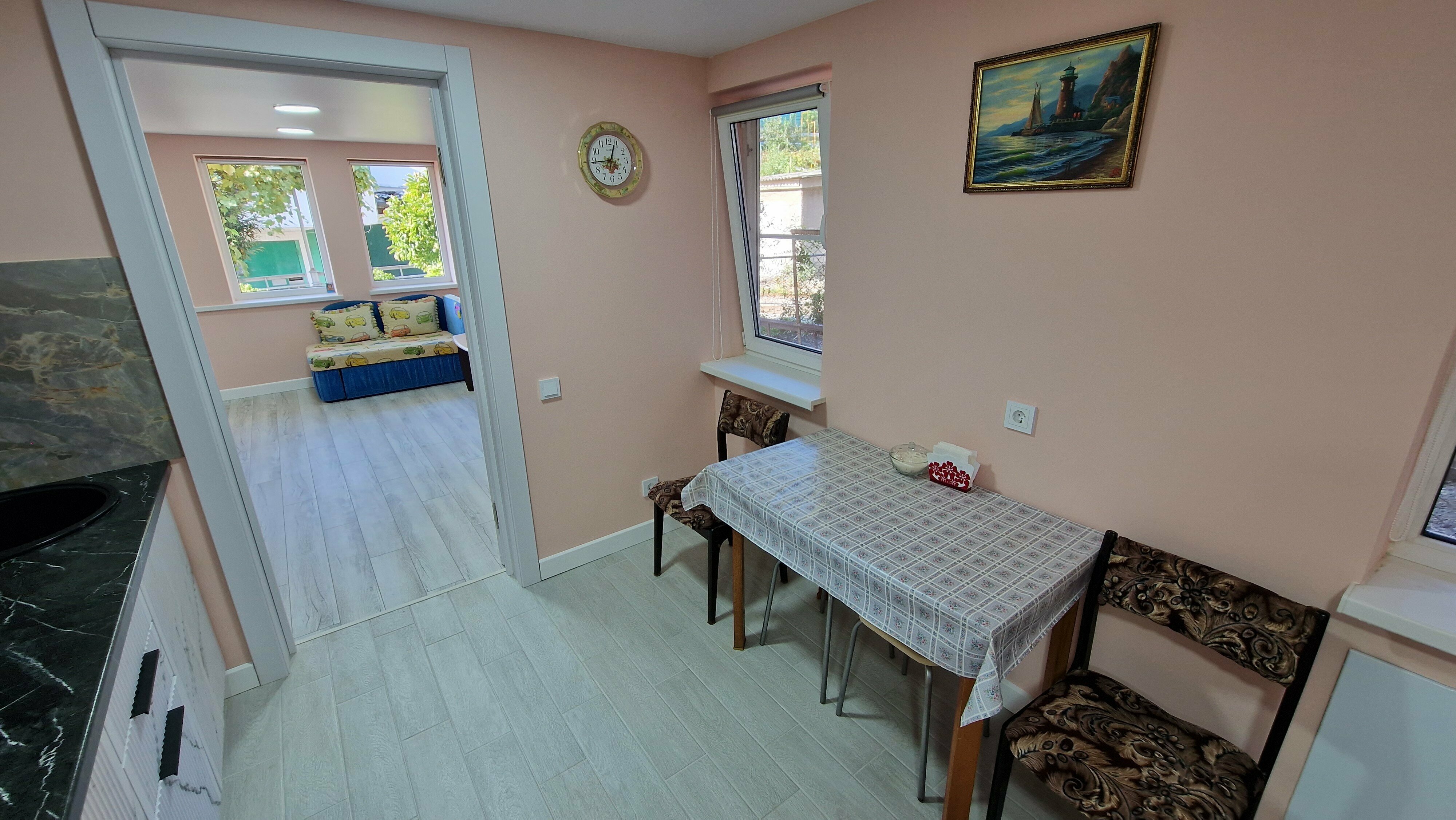 Двухместный номер с двуспальной кроватью и дополнительной кроватью