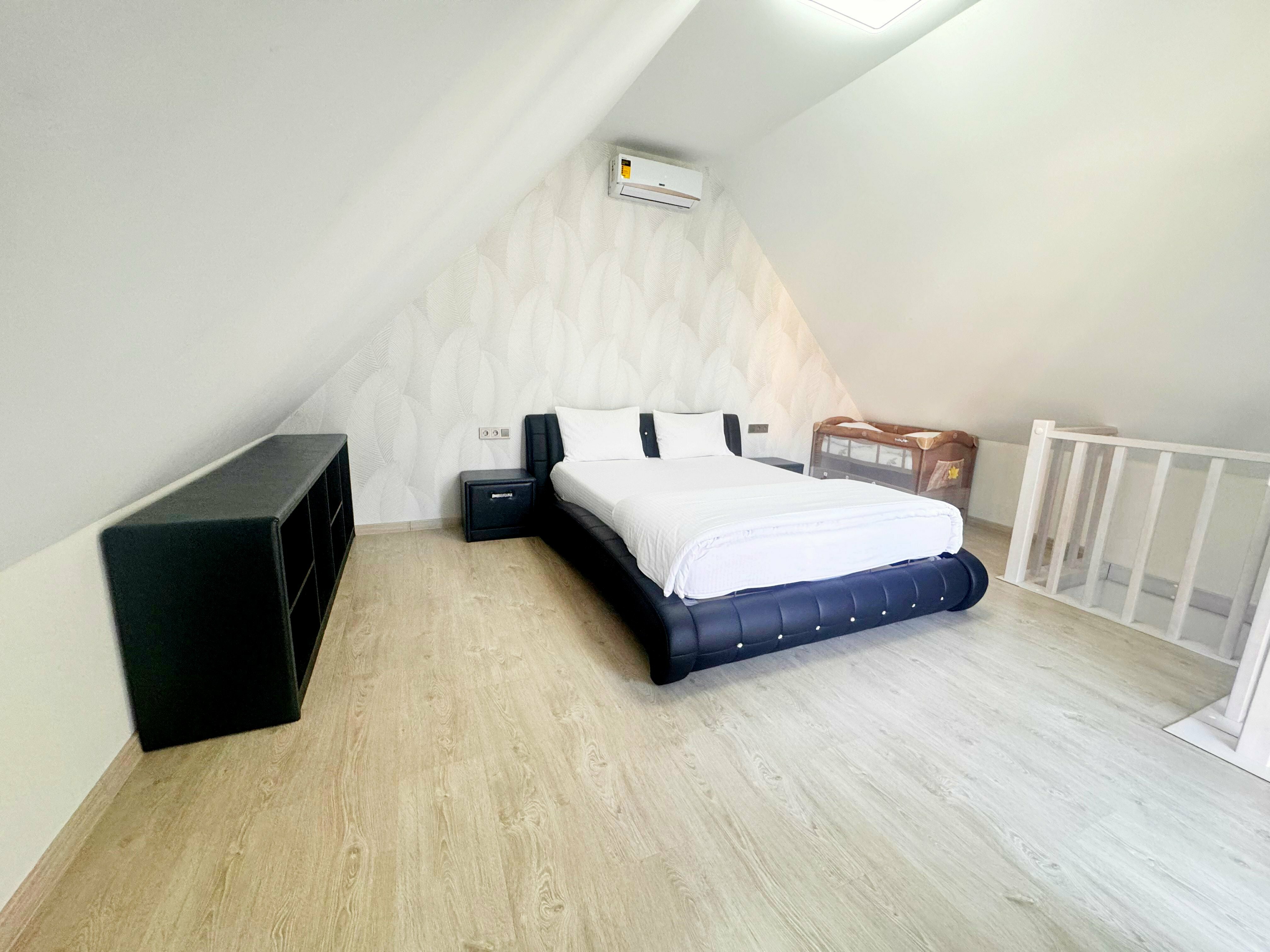 Дом с балконом