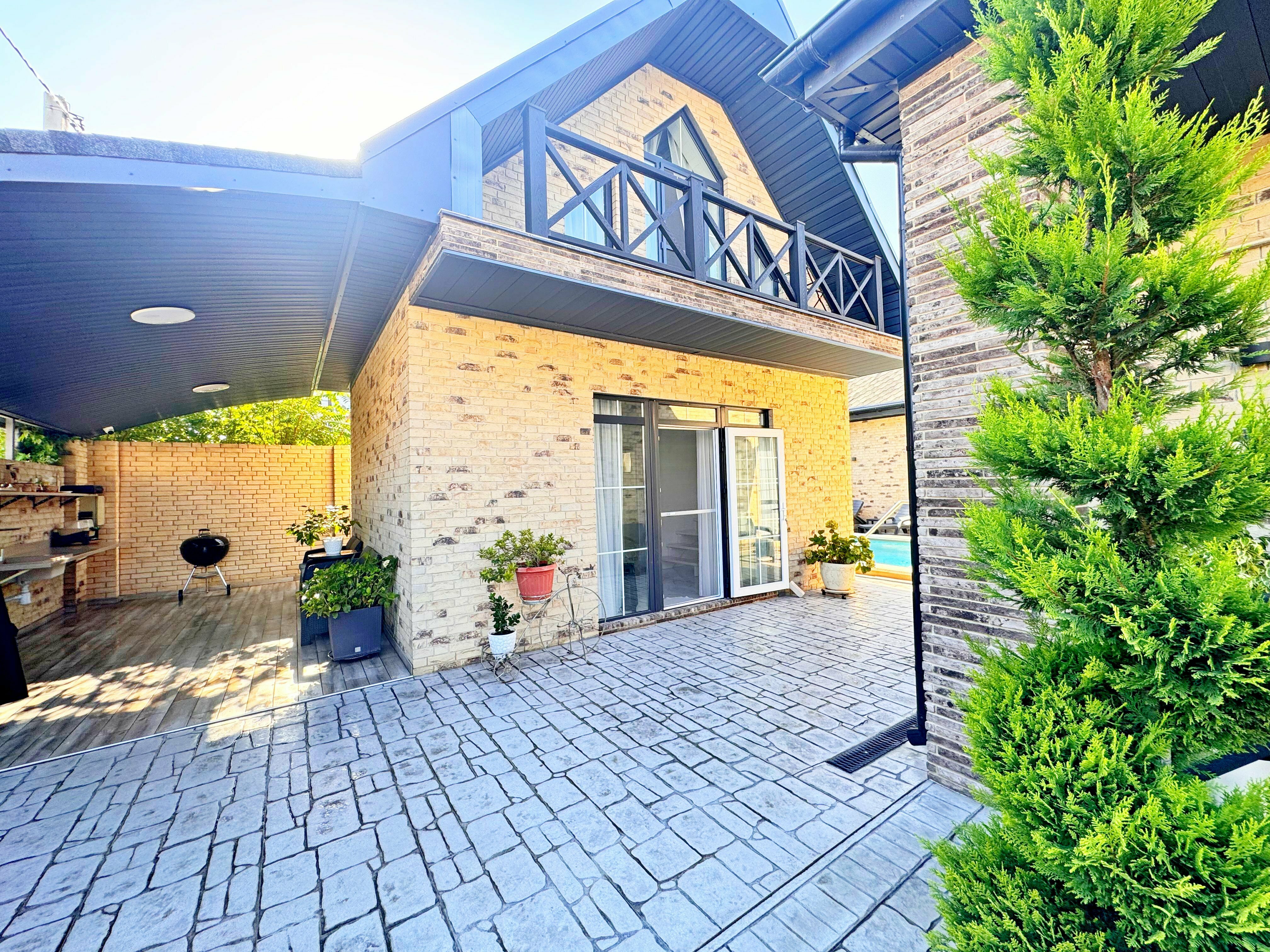 Дом с балконом