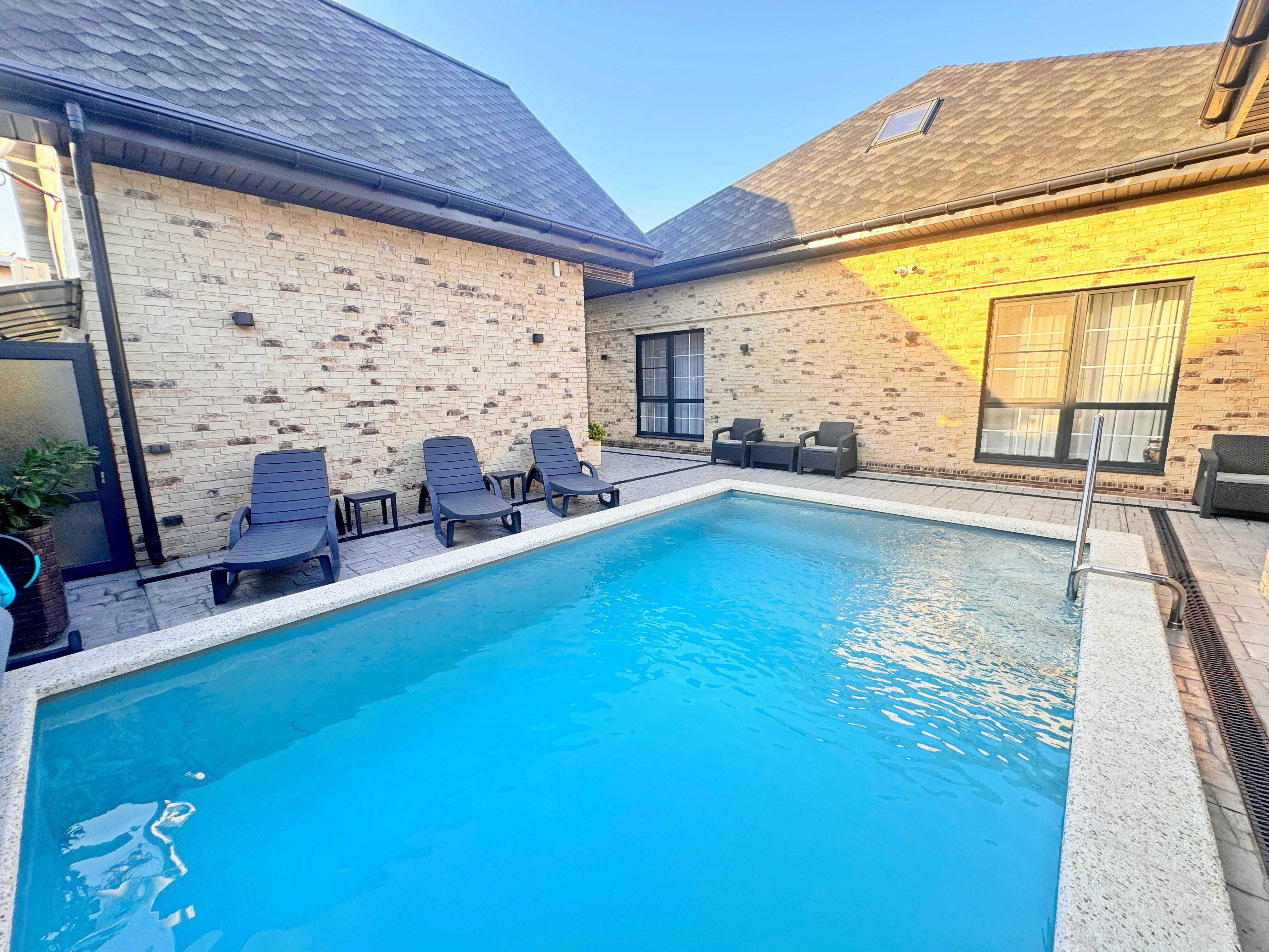 Дом с балконом