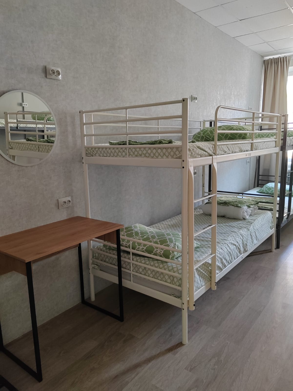 Спальное место на двухъярусной кровати в общем номере для мужчин