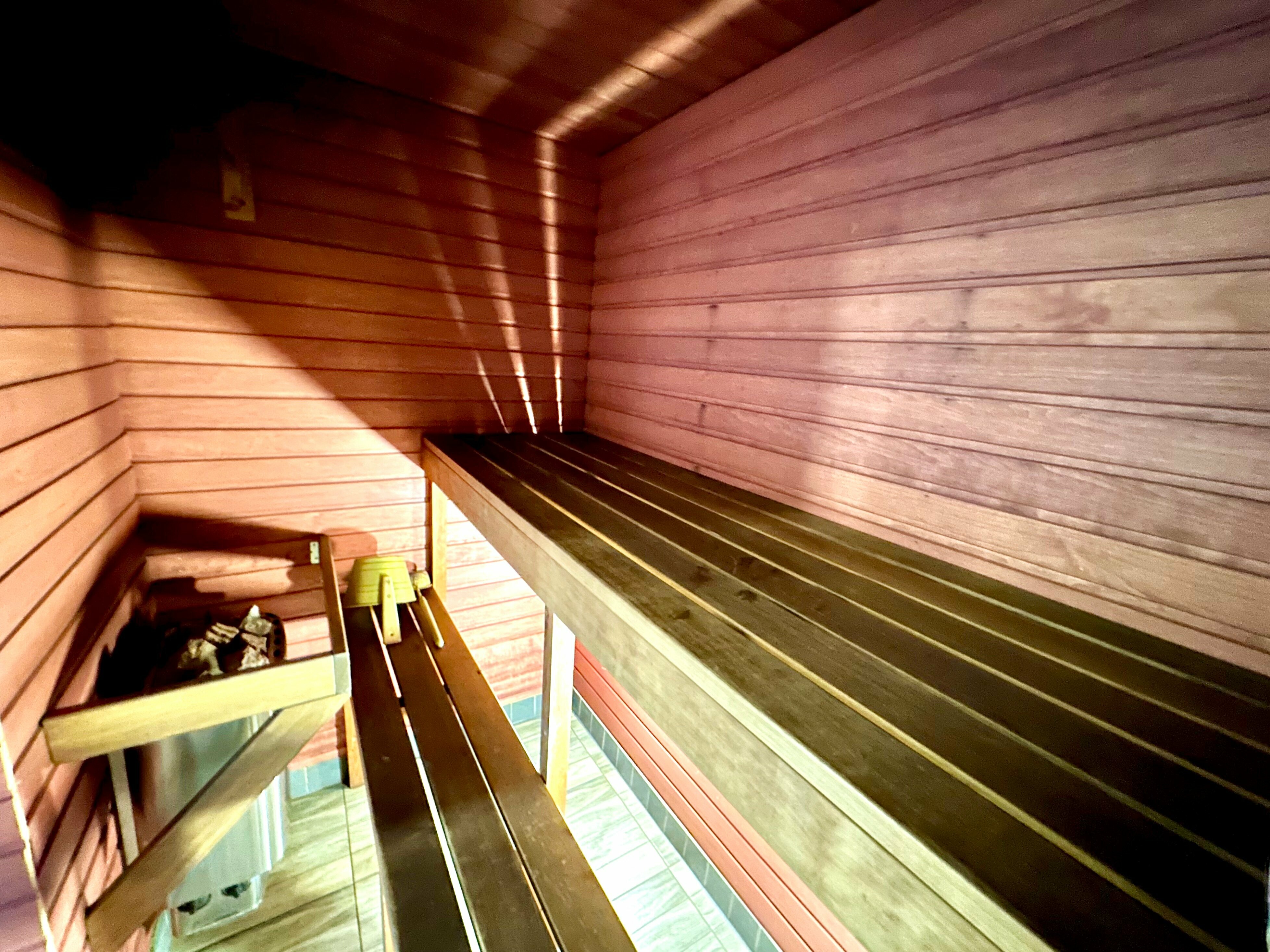 Коттедж с панорамным остеклением, с сауной, на 4х гостей.