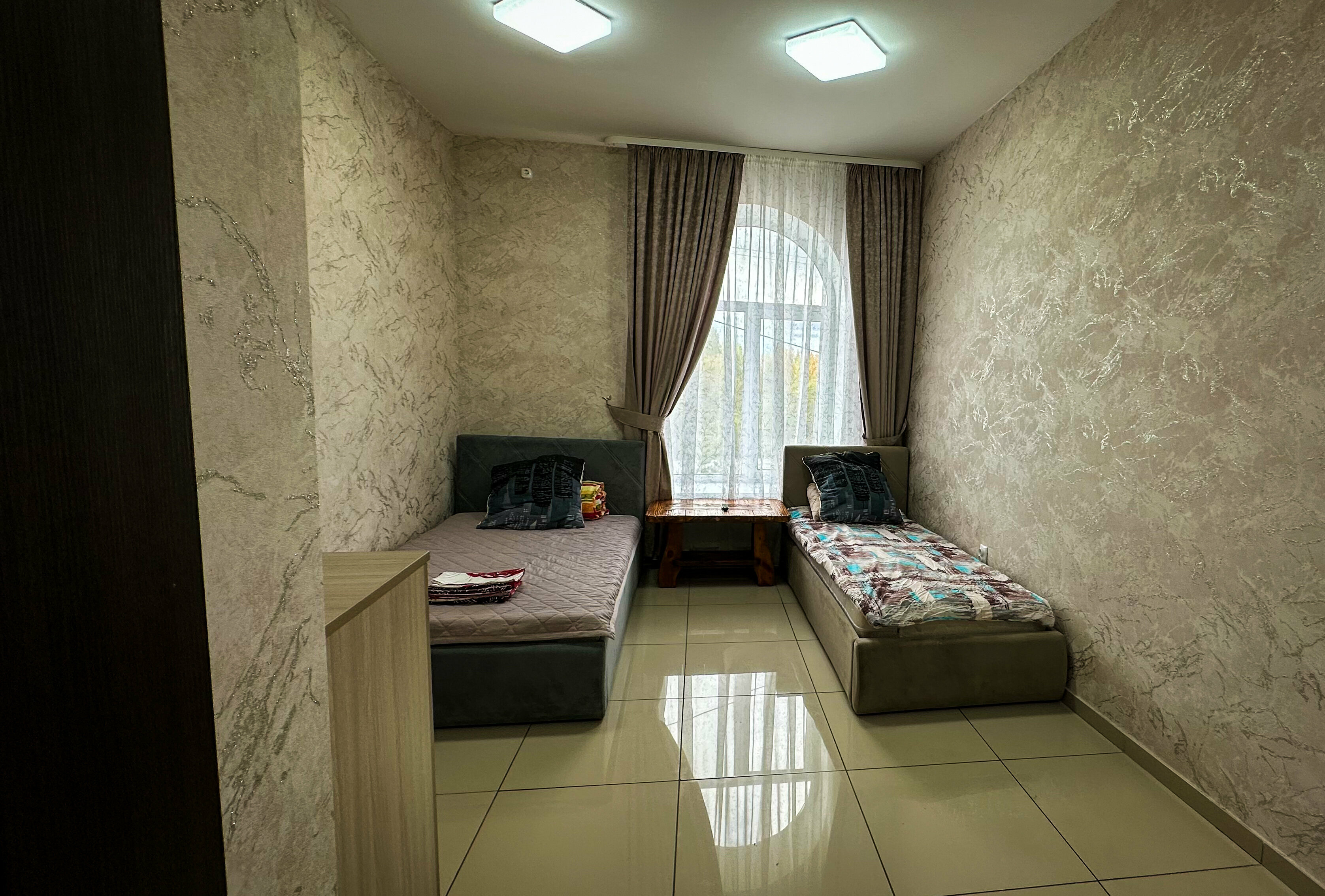 Трехместный номер с собственной ванной комнатой