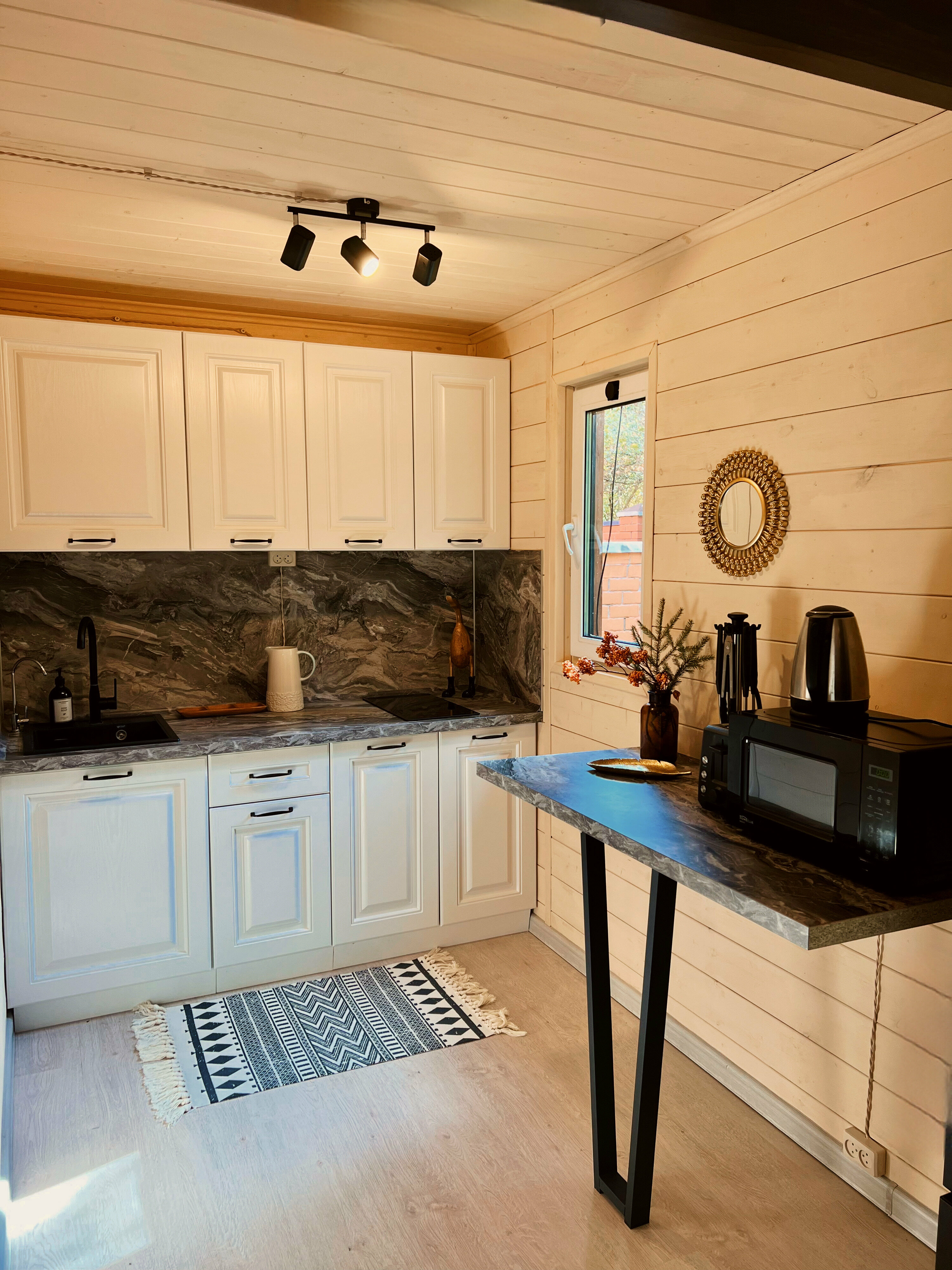 Дом с сауной и чаном с видом на ели