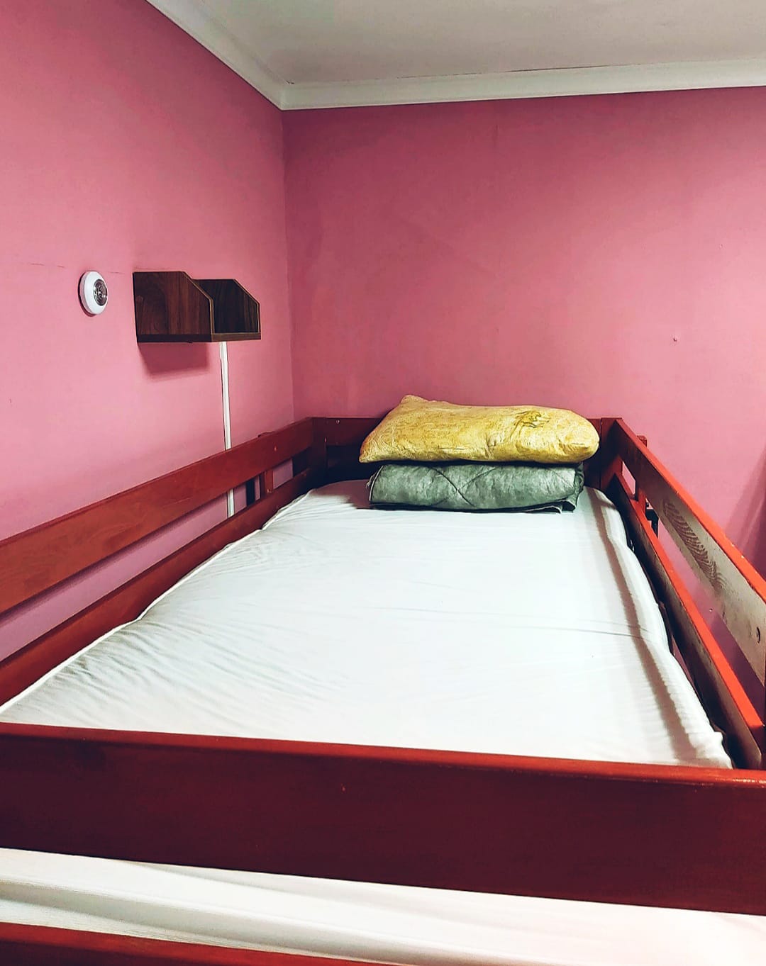 Кровать в общем номере для женщин с 4 кроватями