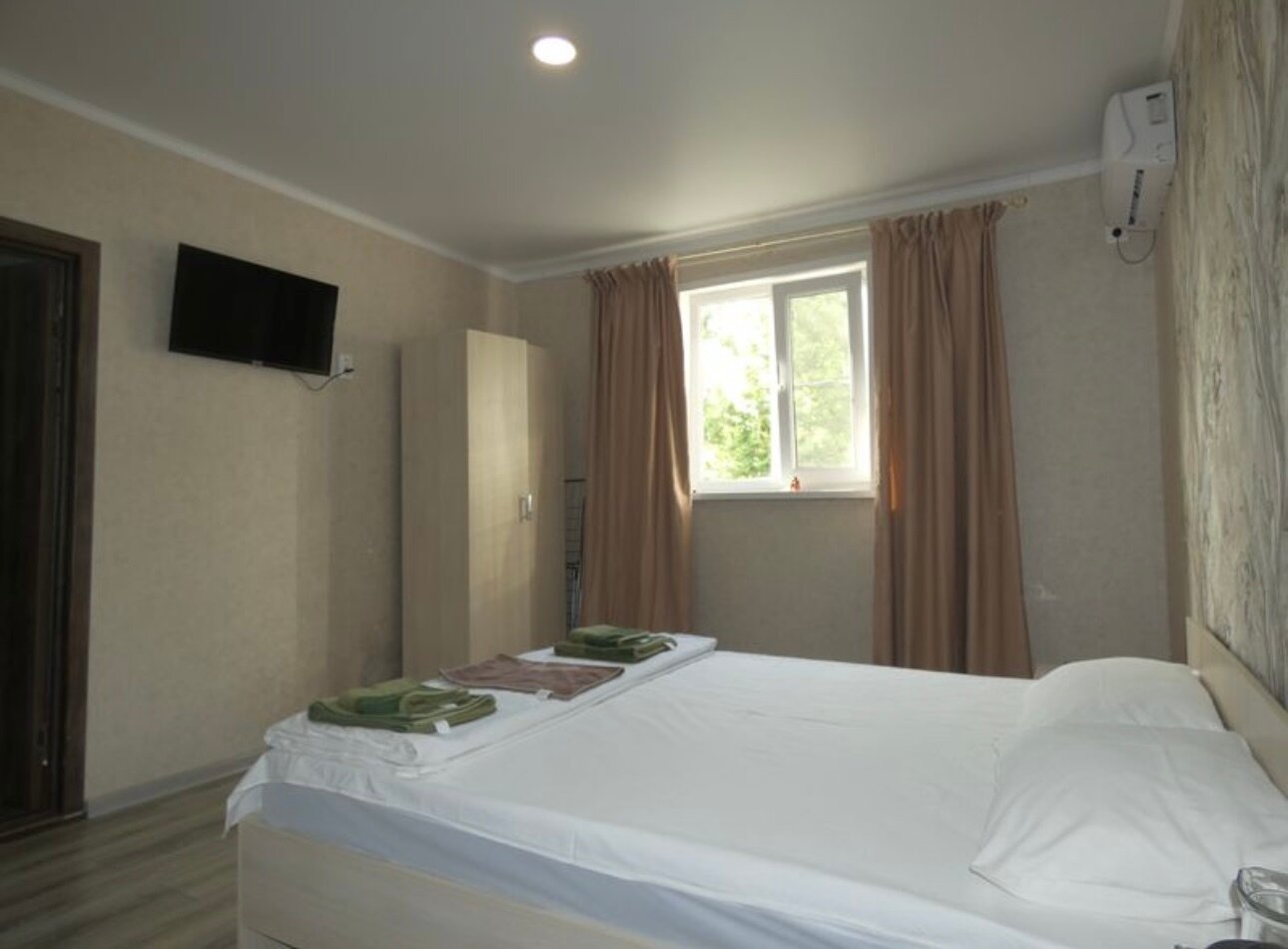 Трехместный номер с видом на горы