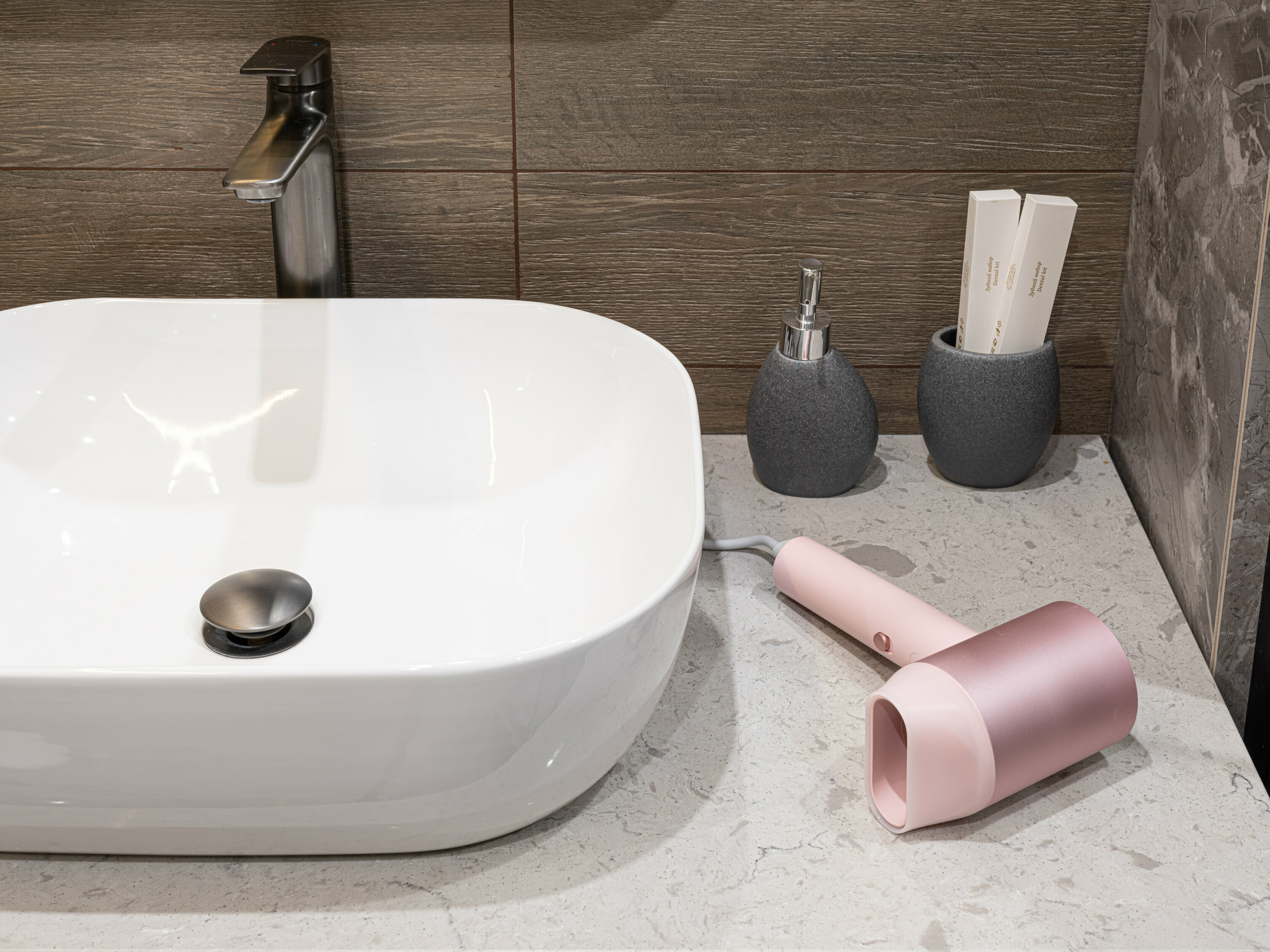 Семейный номер с боковым видом на море