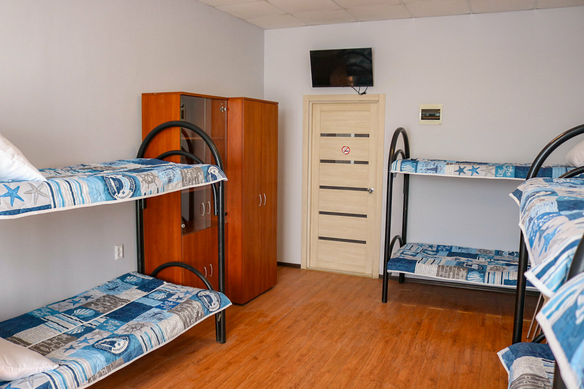 Кровать в общем номере для мужчин