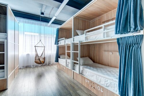 Кровать в 10-и местном общем номере повышенной комфортности в Roomy Hostel