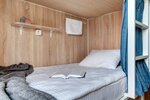 Кровать в 10-и местном общем номере повышенной комфортности в Roomy Hostel