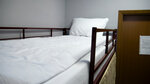 Кровать в женском шестиместном номере в Берег
