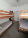 Спальное место на двухъярусной кровати в общем номере для женщин в Радуга