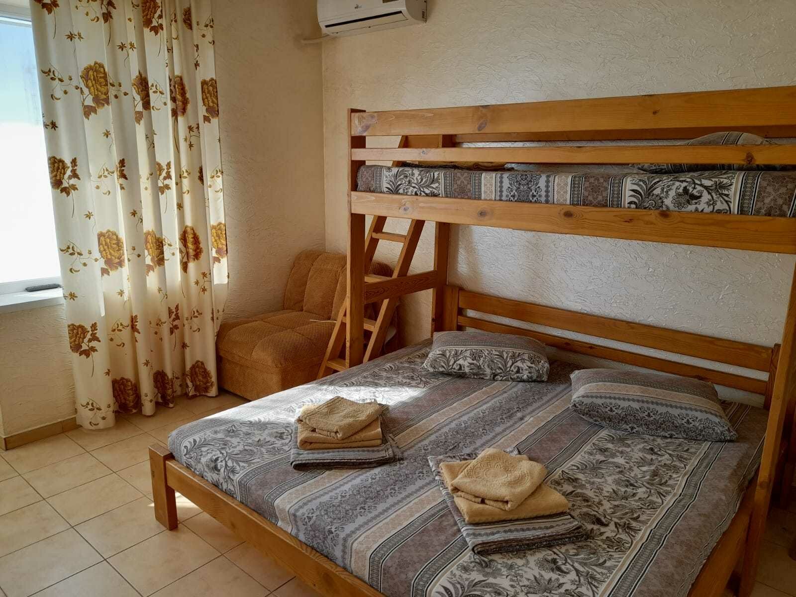 Семейный номер с боковым видом на море