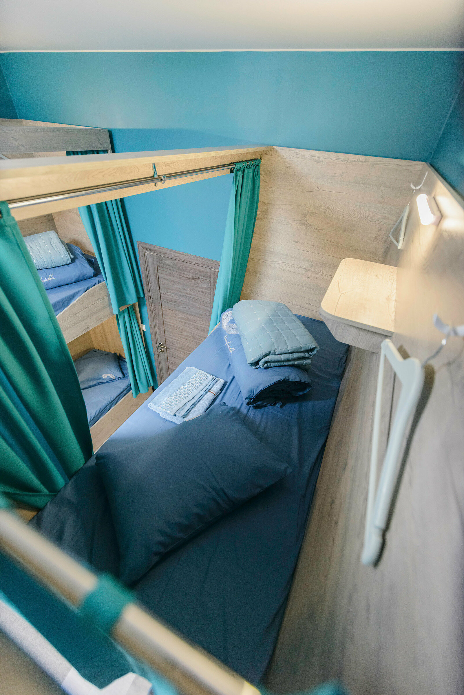 Кровать в общем 8-местном номере для мужчин и женщин