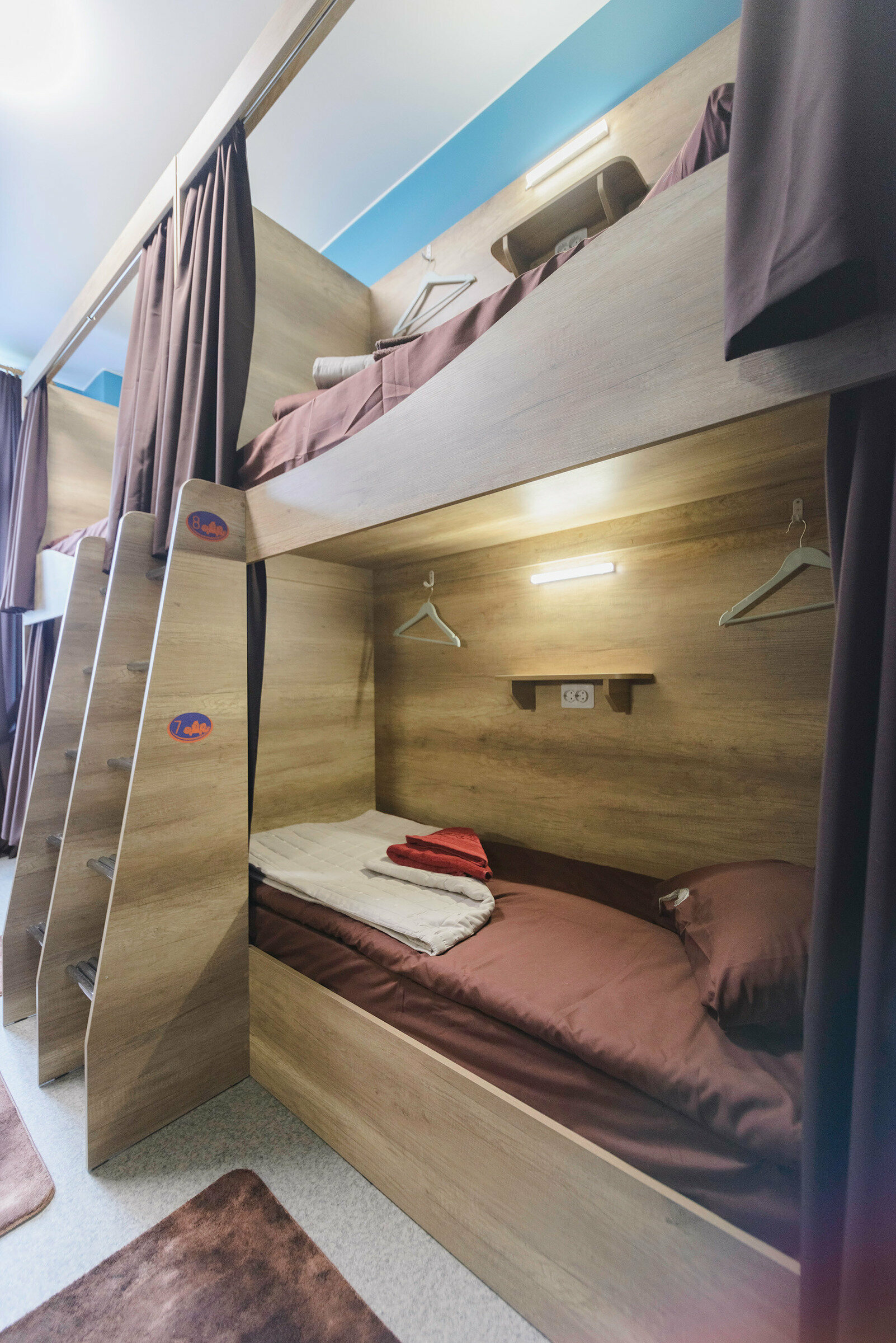 Кровать в общем 8-местном номере для мужчин и женщин