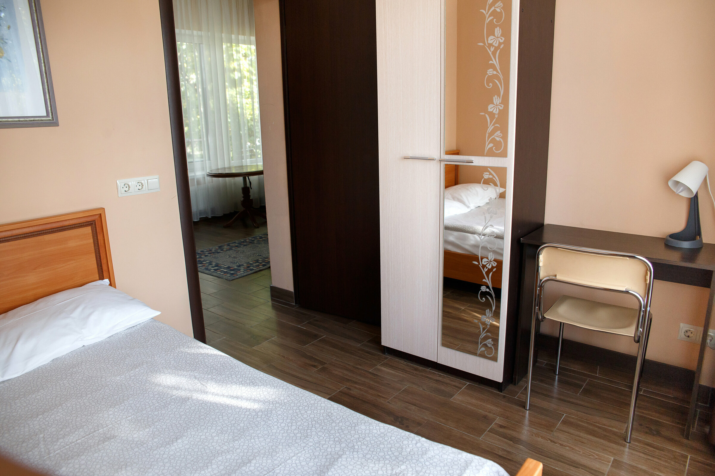 Семейный номер с видом на сад