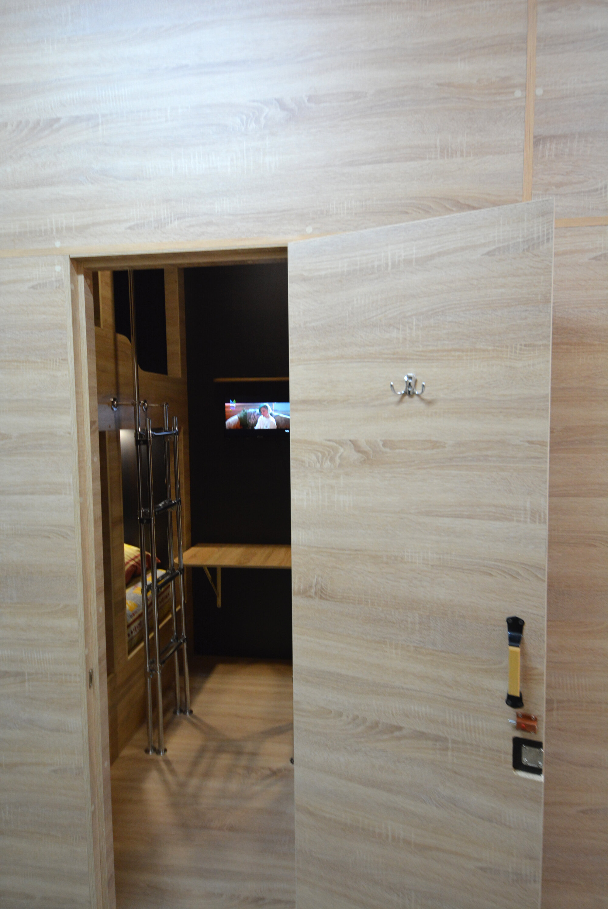 Четырехместная капсула. Четыре раздельные кровати в два яруса