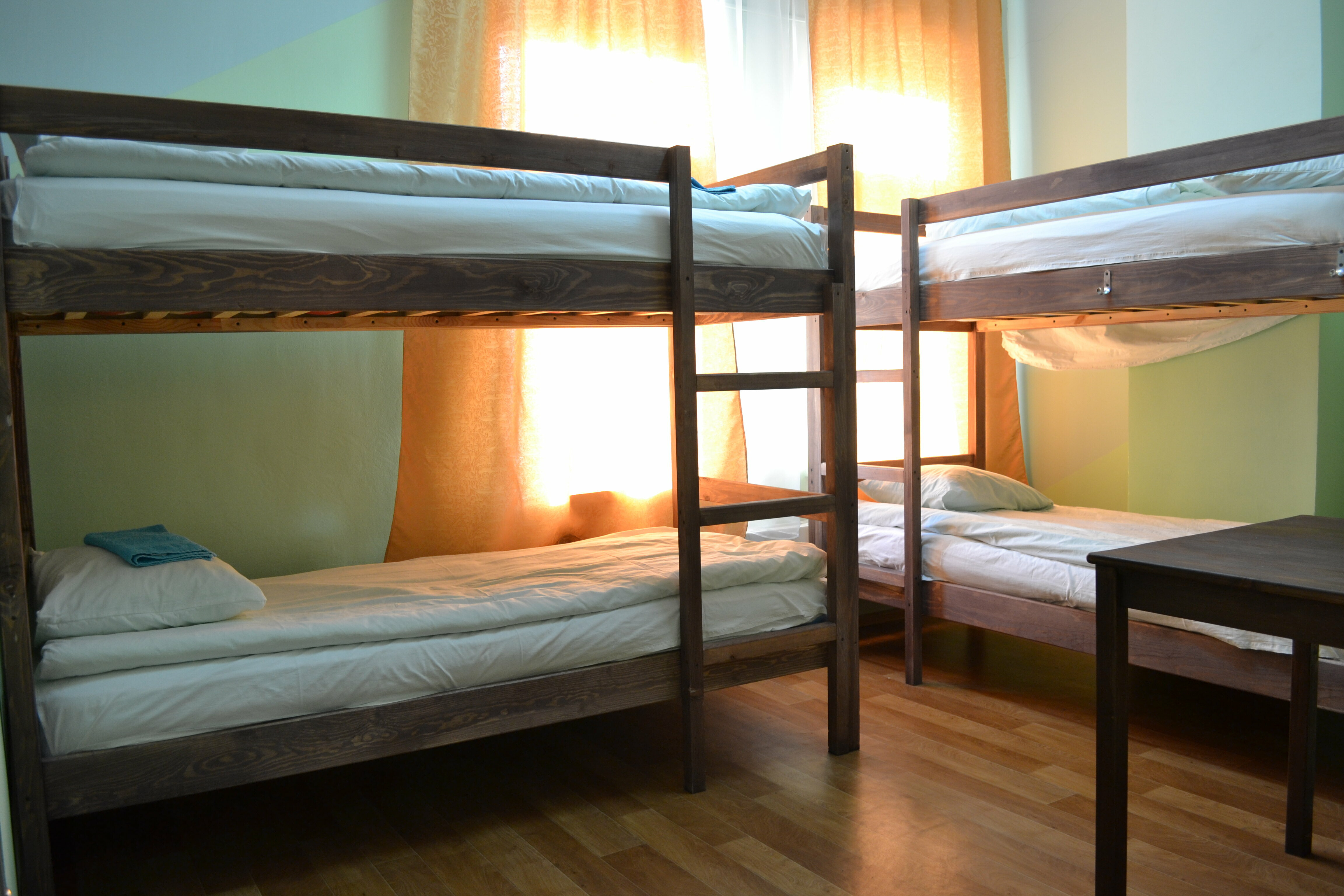 Кровать в общем 4-местном номере для мужчин и женщин