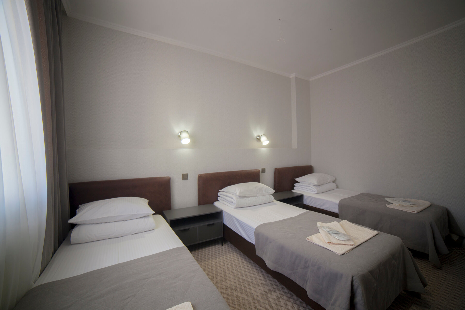 Трехместный номер с общей ванной комнатой