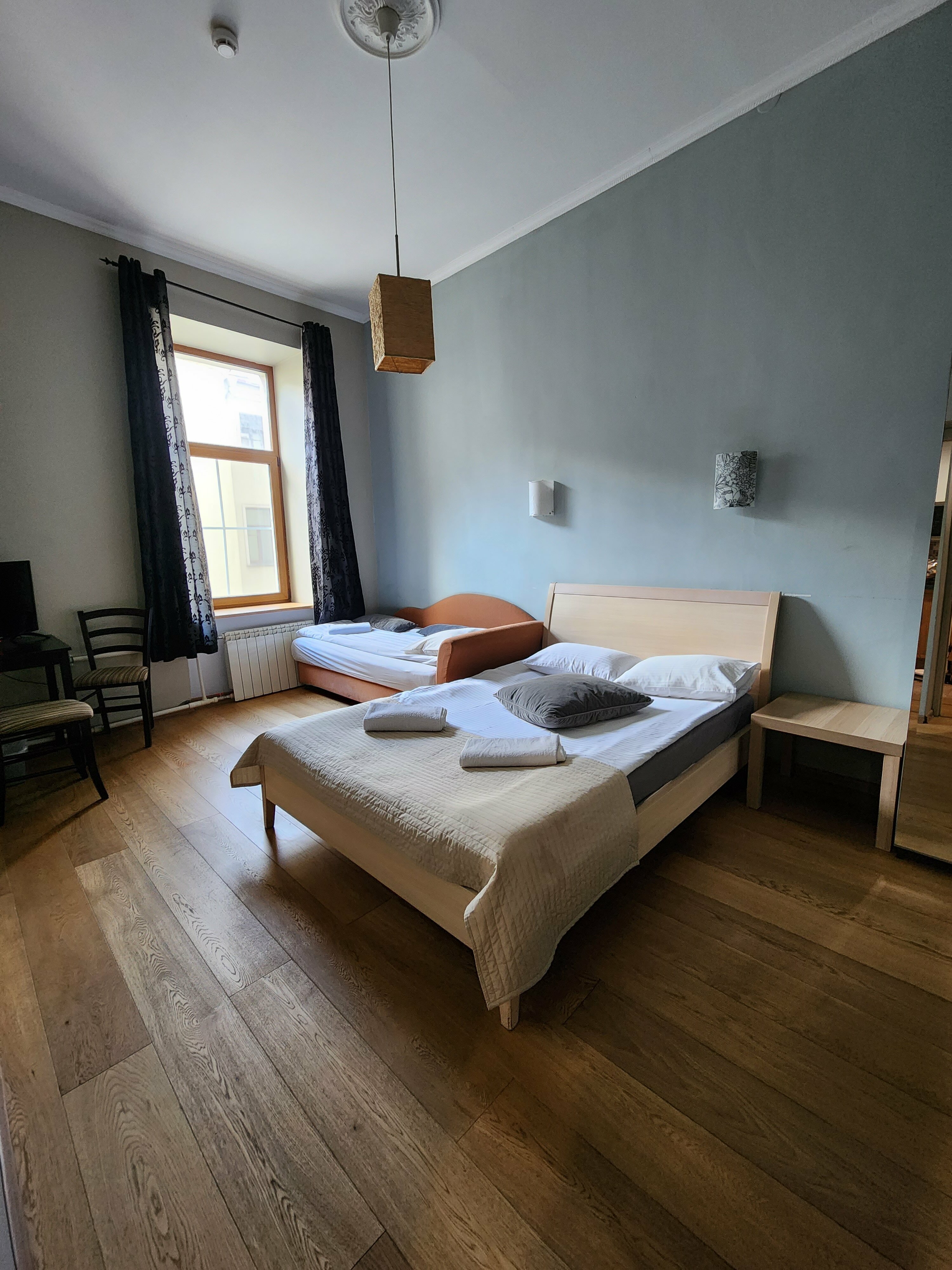 Трехместный номер с собственной ванной комнатой