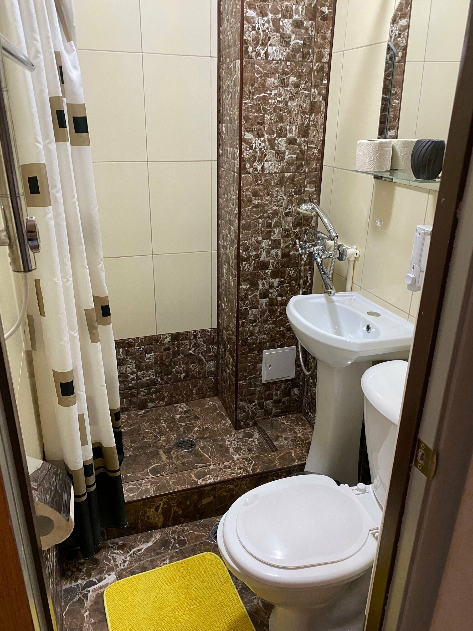 Трехместный номер «Комфорт» с душем