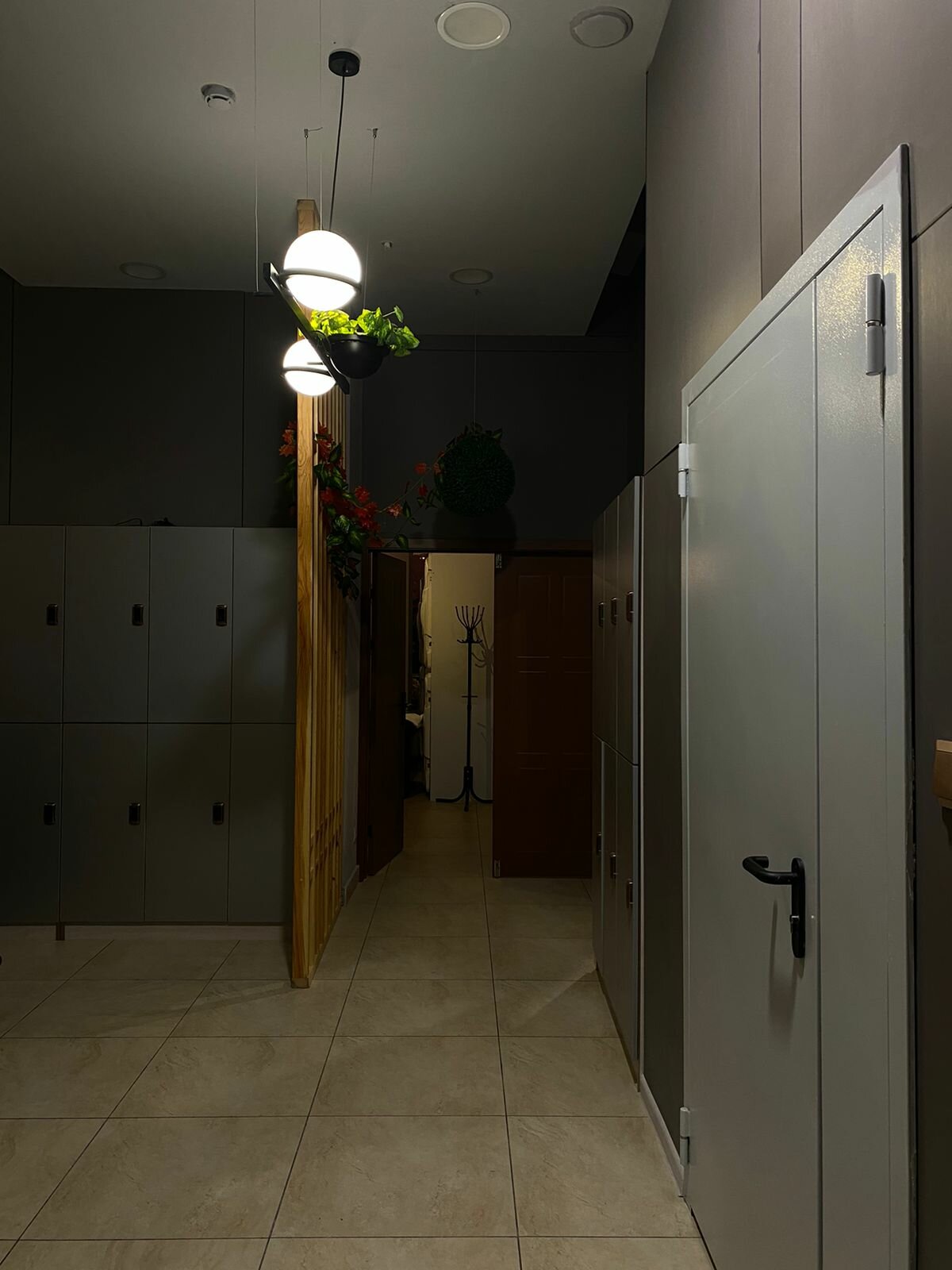 Односпальная кровать в общем номере для мужчин и женщин