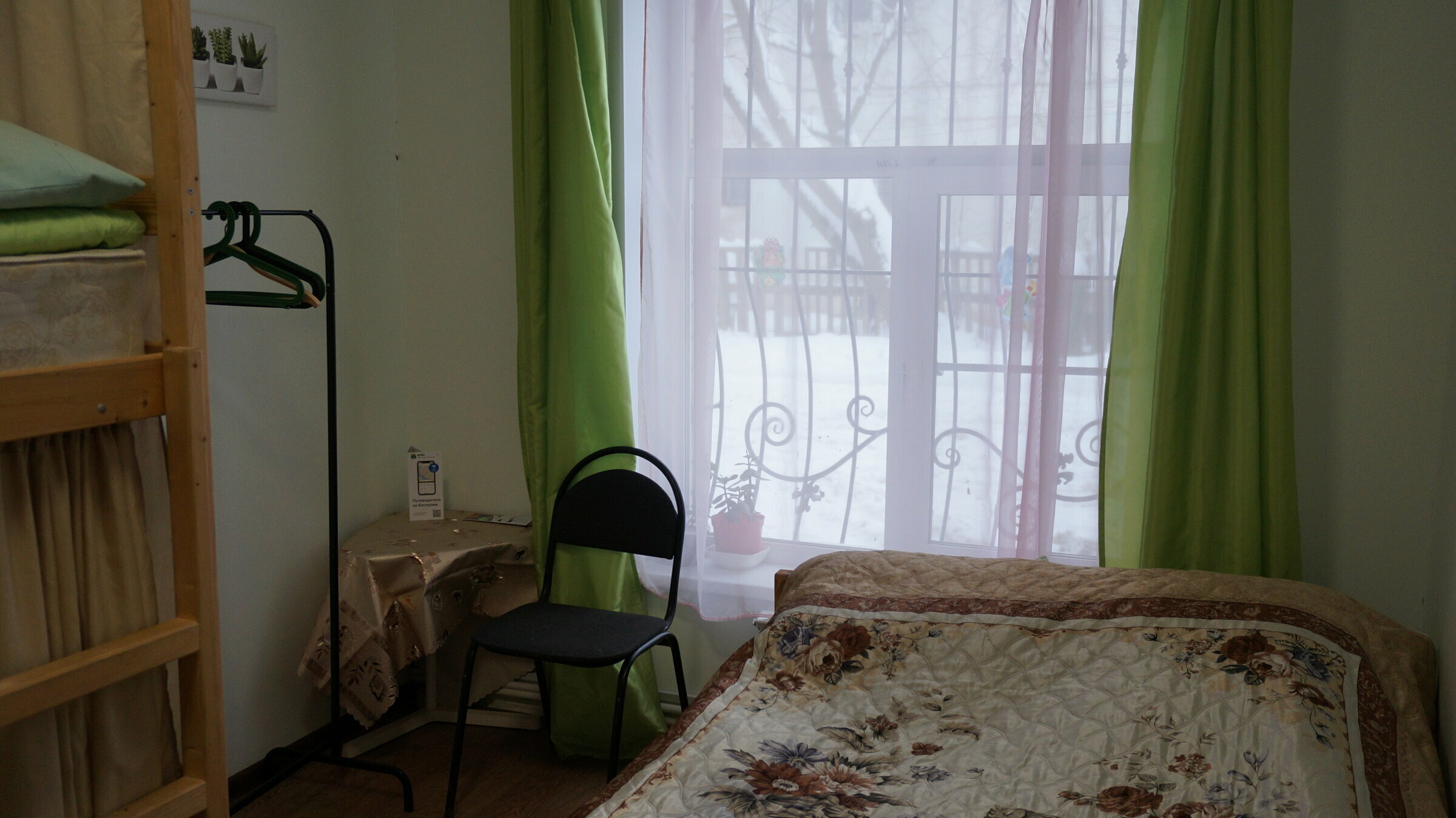 Семейный номер с общей ванной комнатой