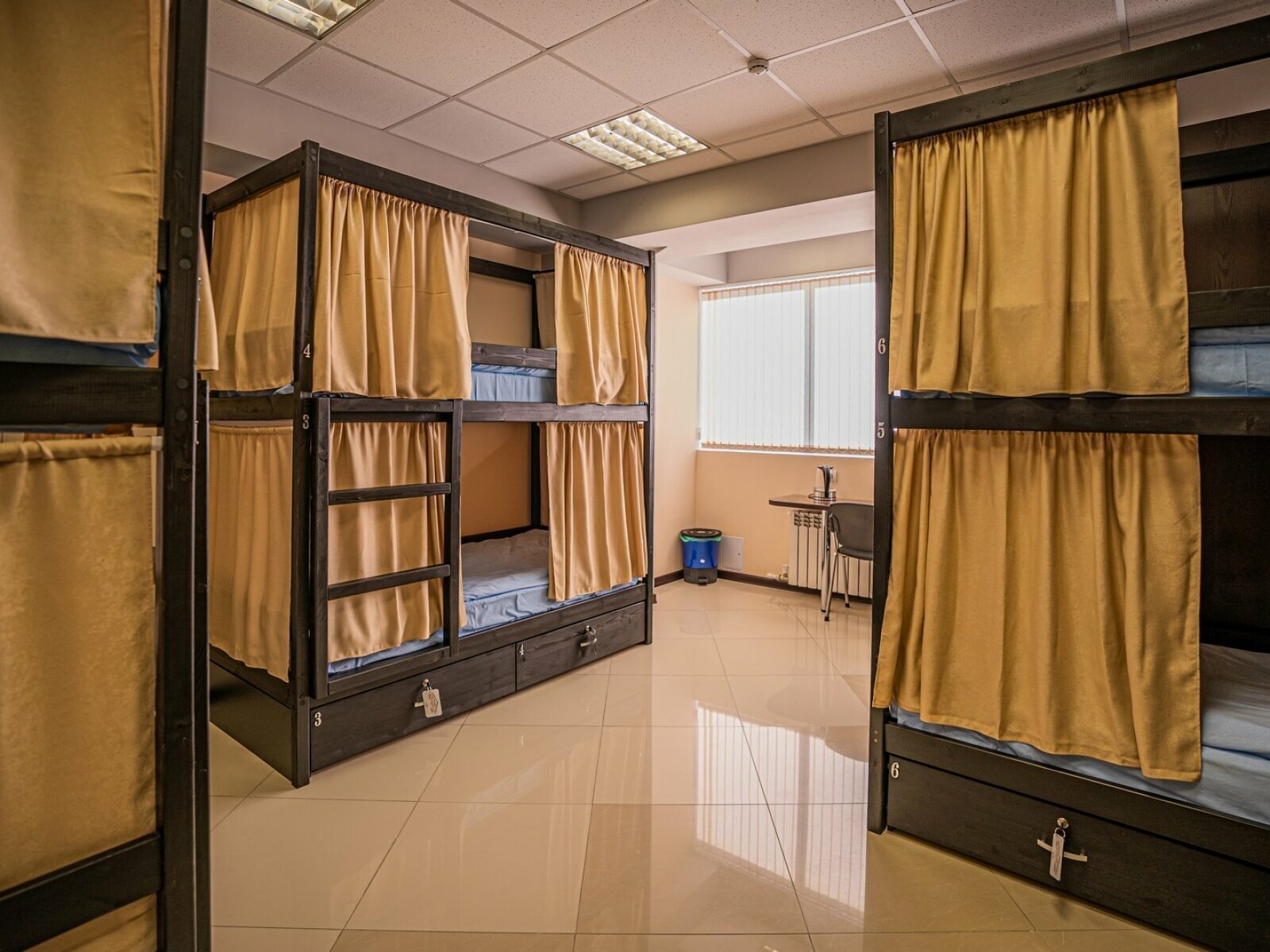 Кровать в общем 8-местном номере для мужчин и женщин