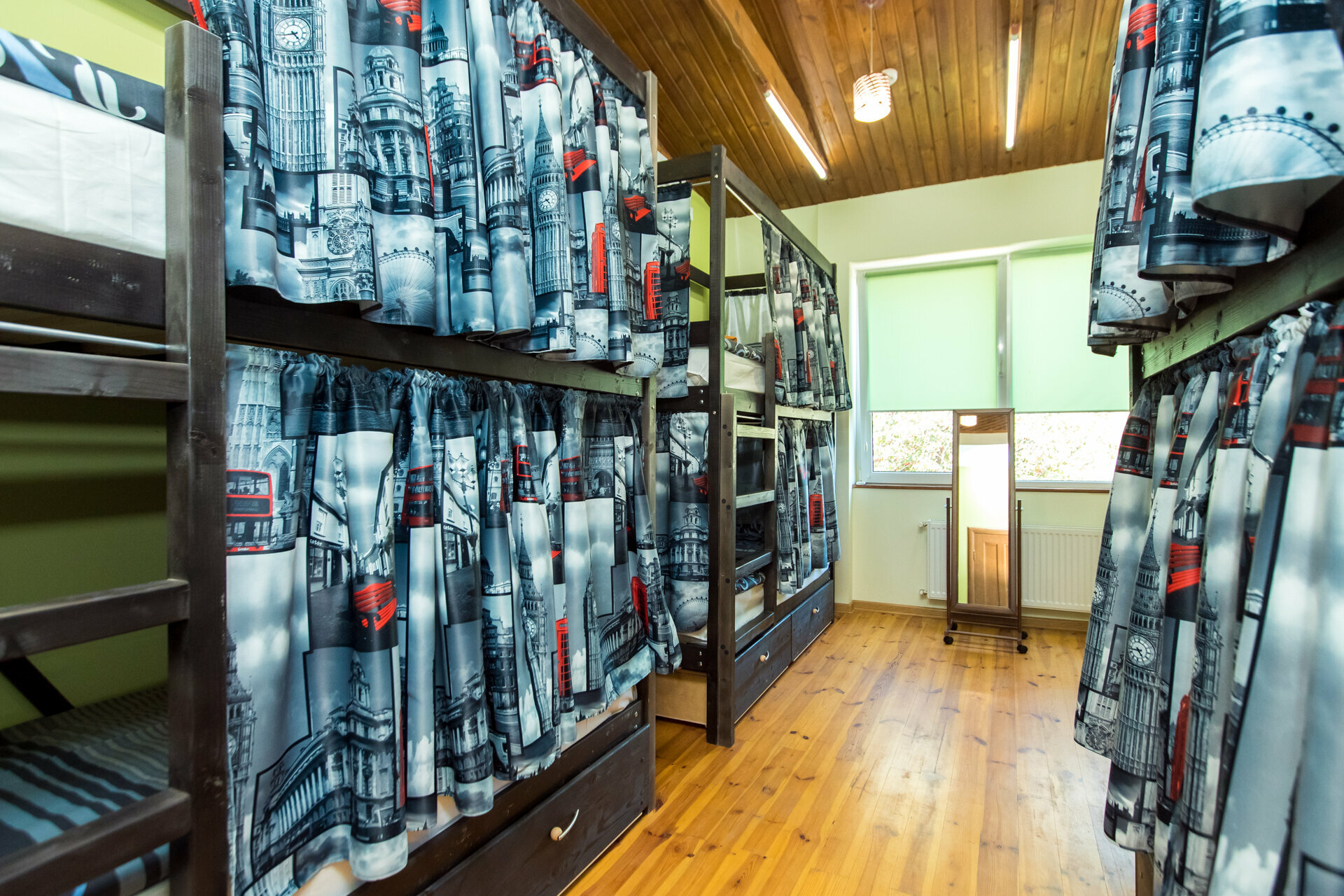 Кровать в общем 6-местном номере для мужчин и женщин