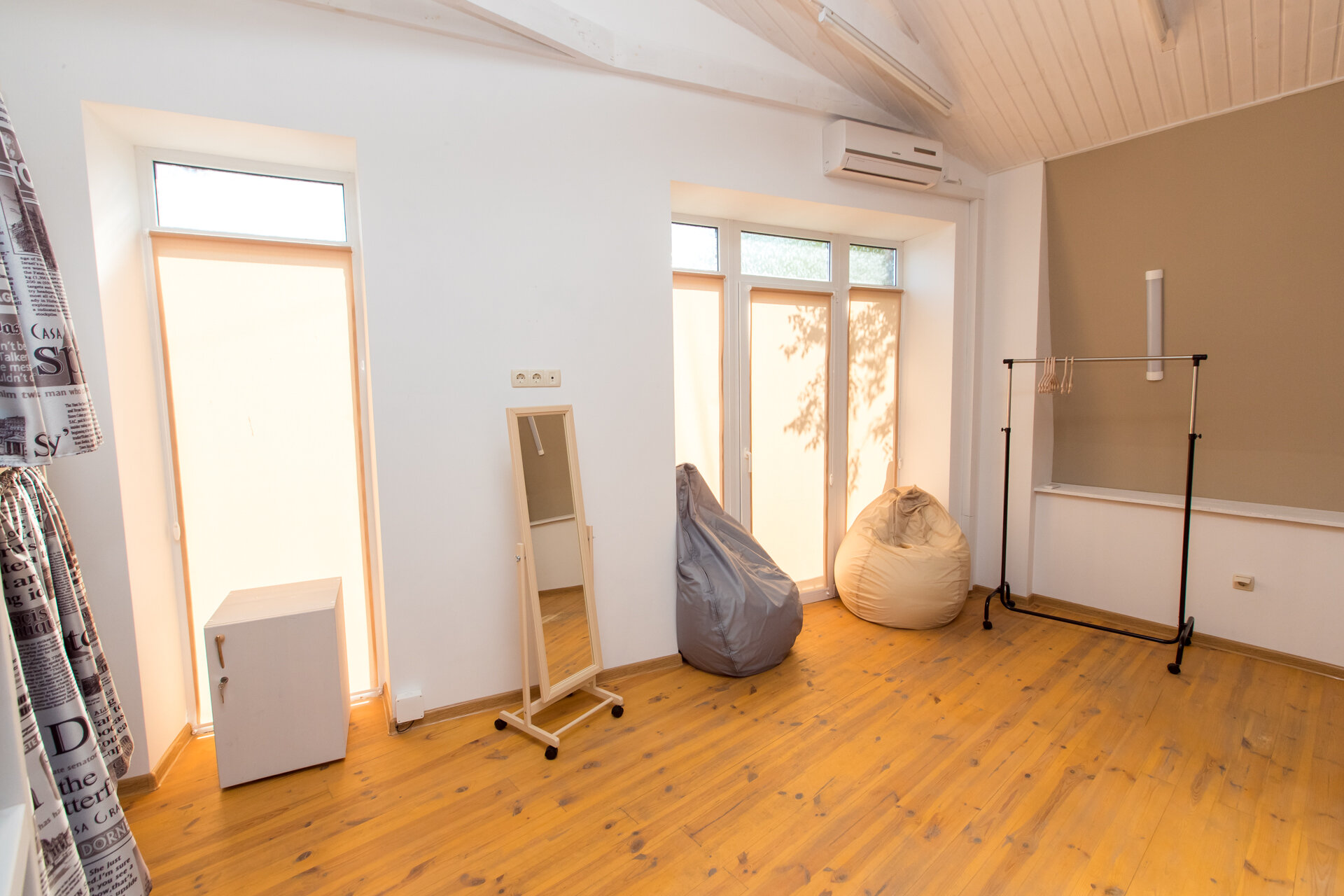 Кровать в общем 6-местном номере для мужчин и женщин