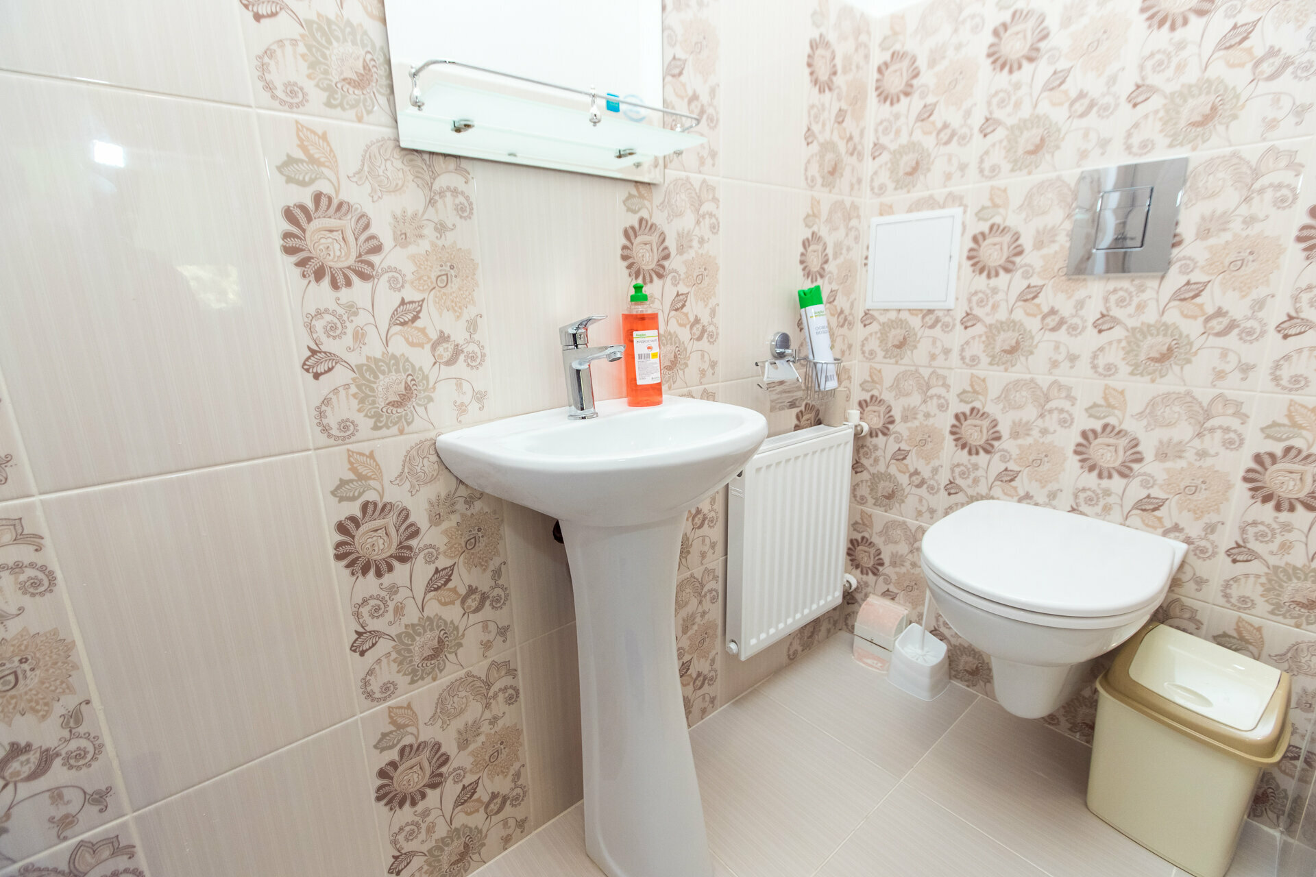 Кровать в общем 6-местном номере для мужчин и женщин