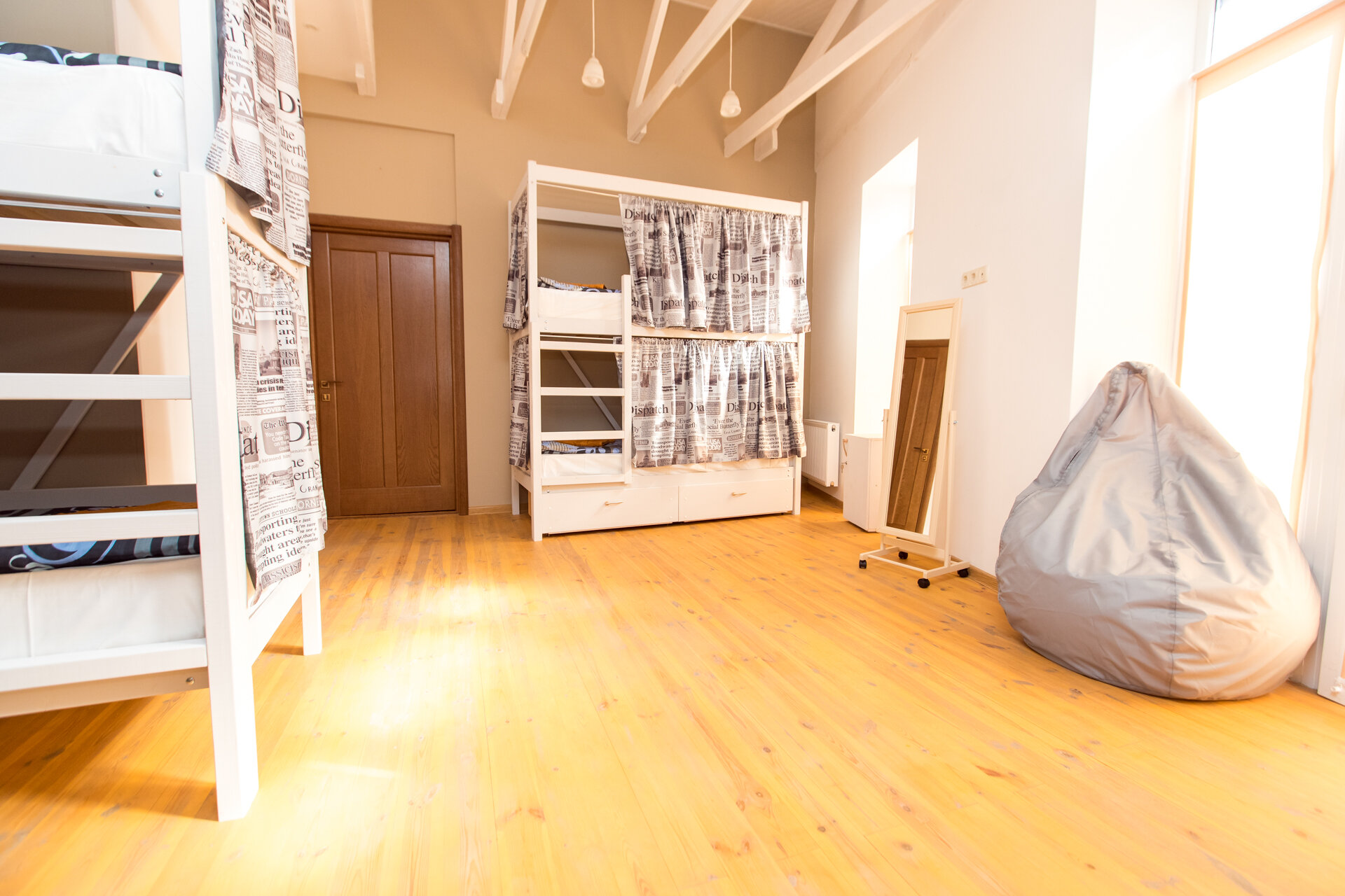 Кровать в общем 6-местном номере для мужчин и женщин