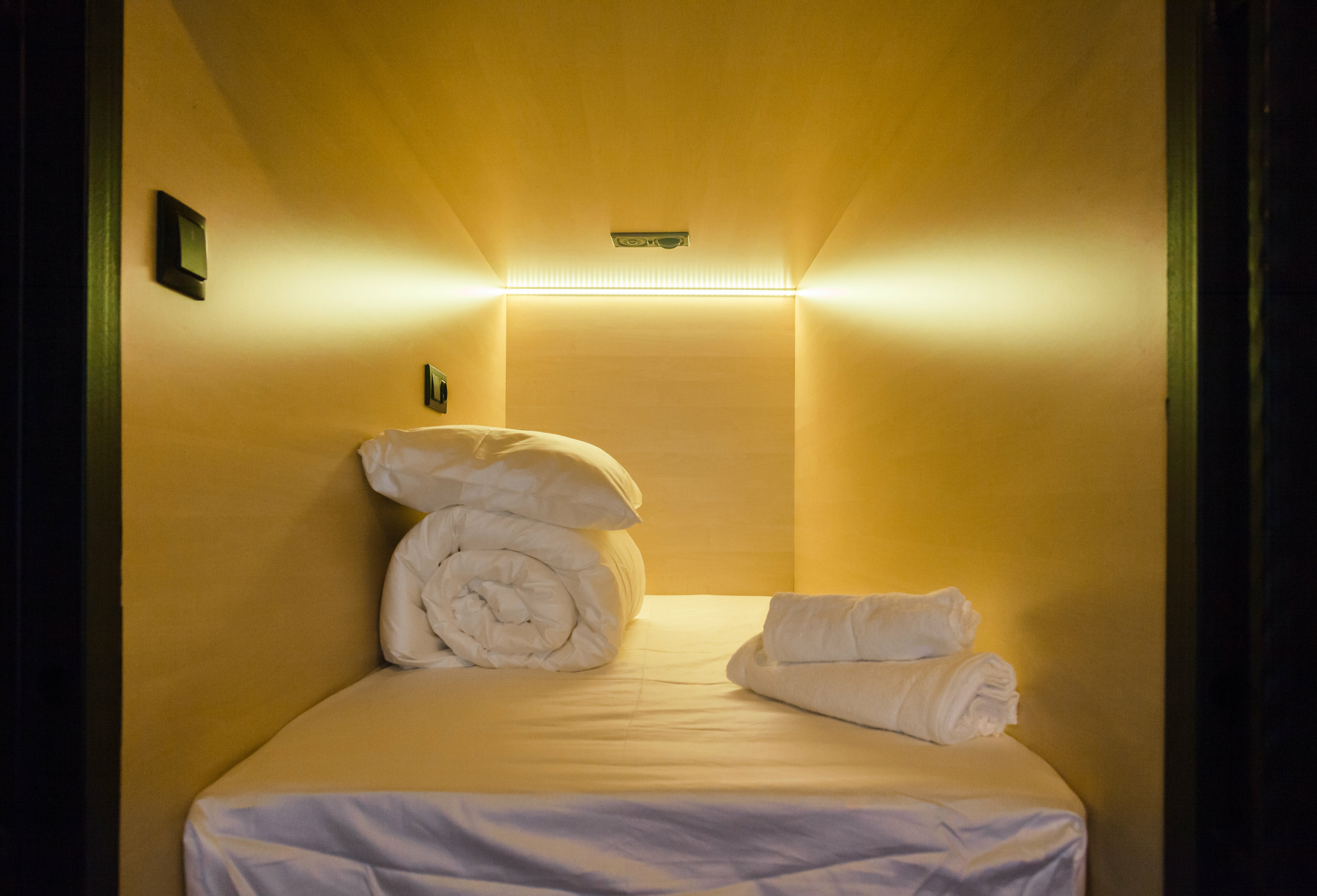 Односпальная кровать в общем номере