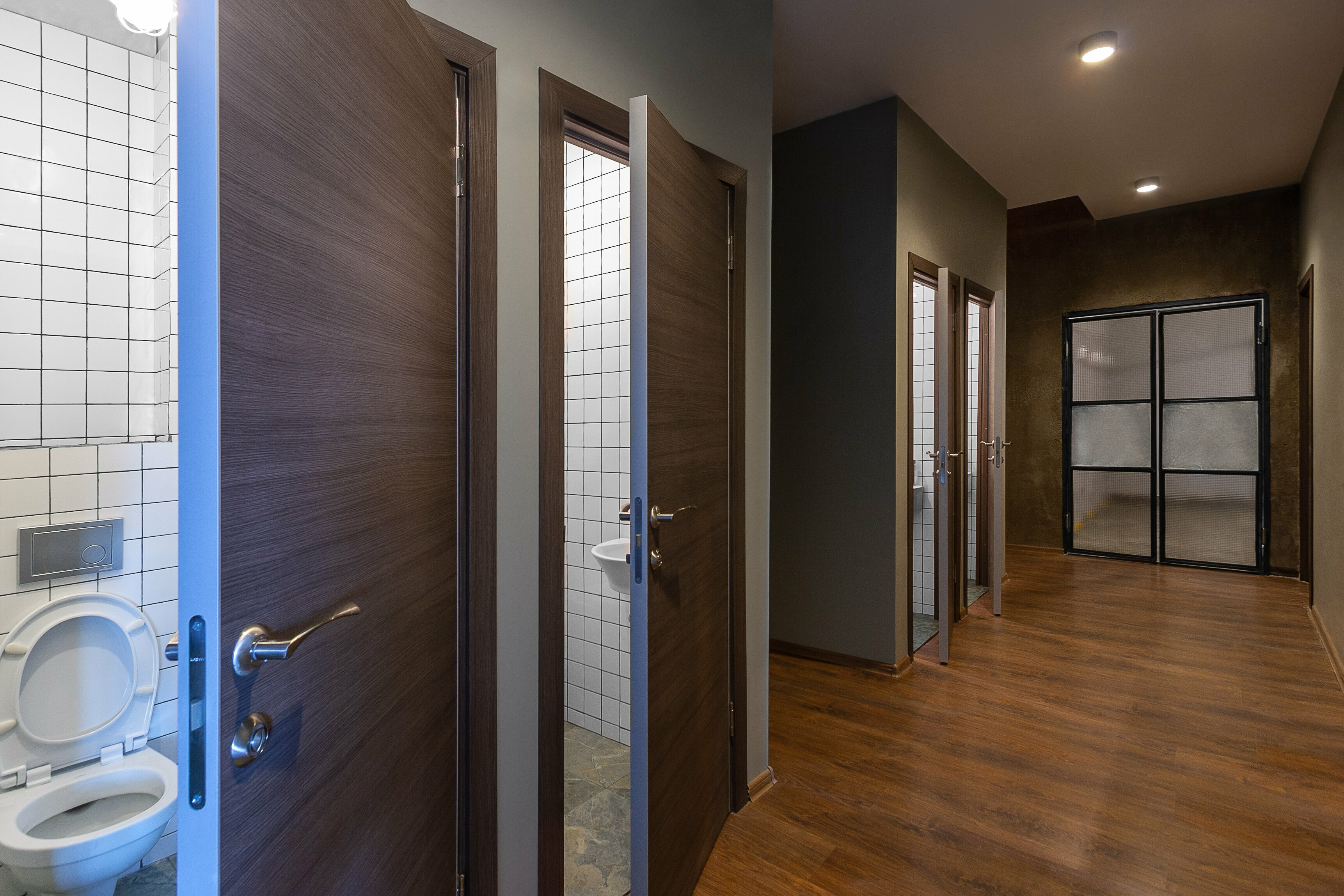 Односпальная кровать в общем номере для женщин