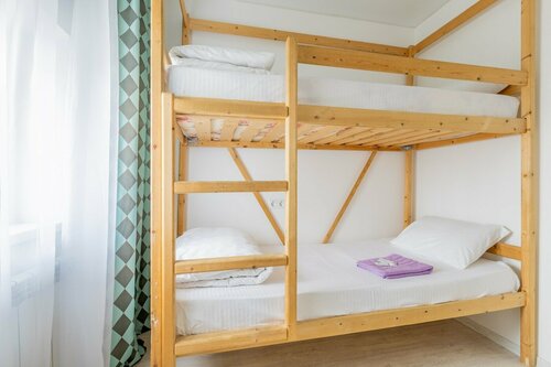 Спальное место на двухъярусной кровати в общем номере для мужчин и женщин