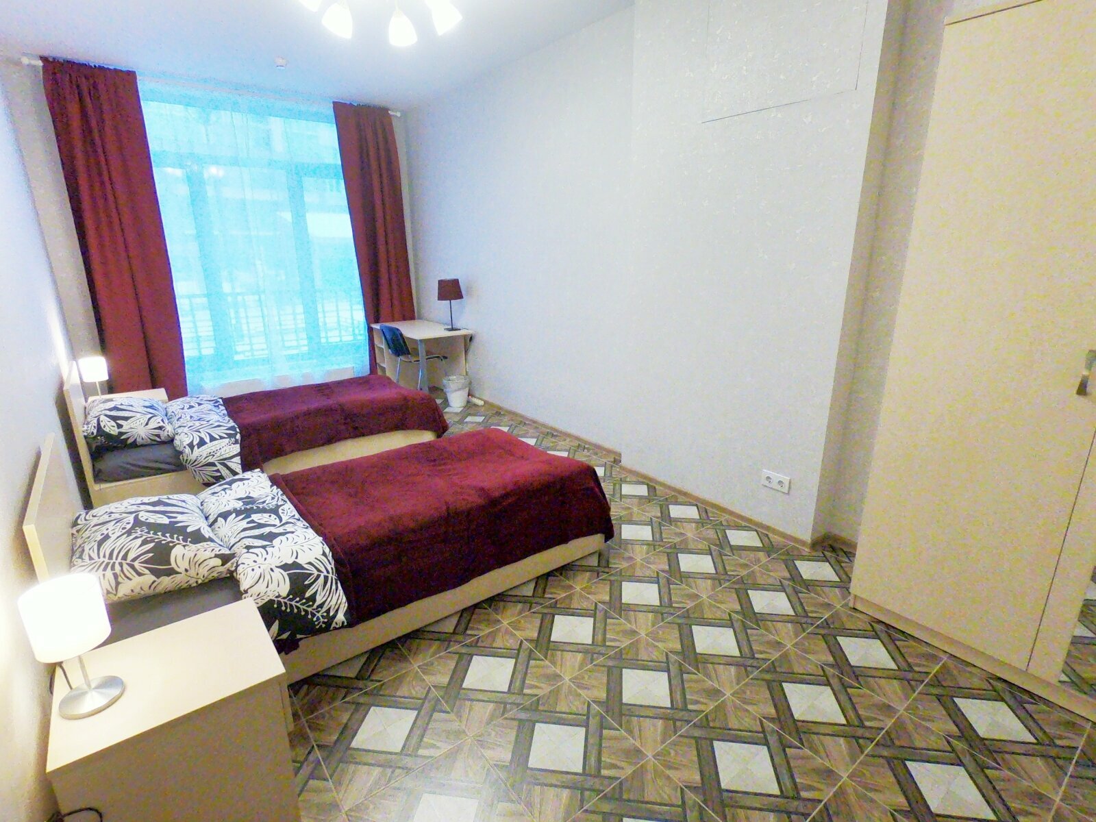 Трехместный номер с собственной ванной комнатой вне номера