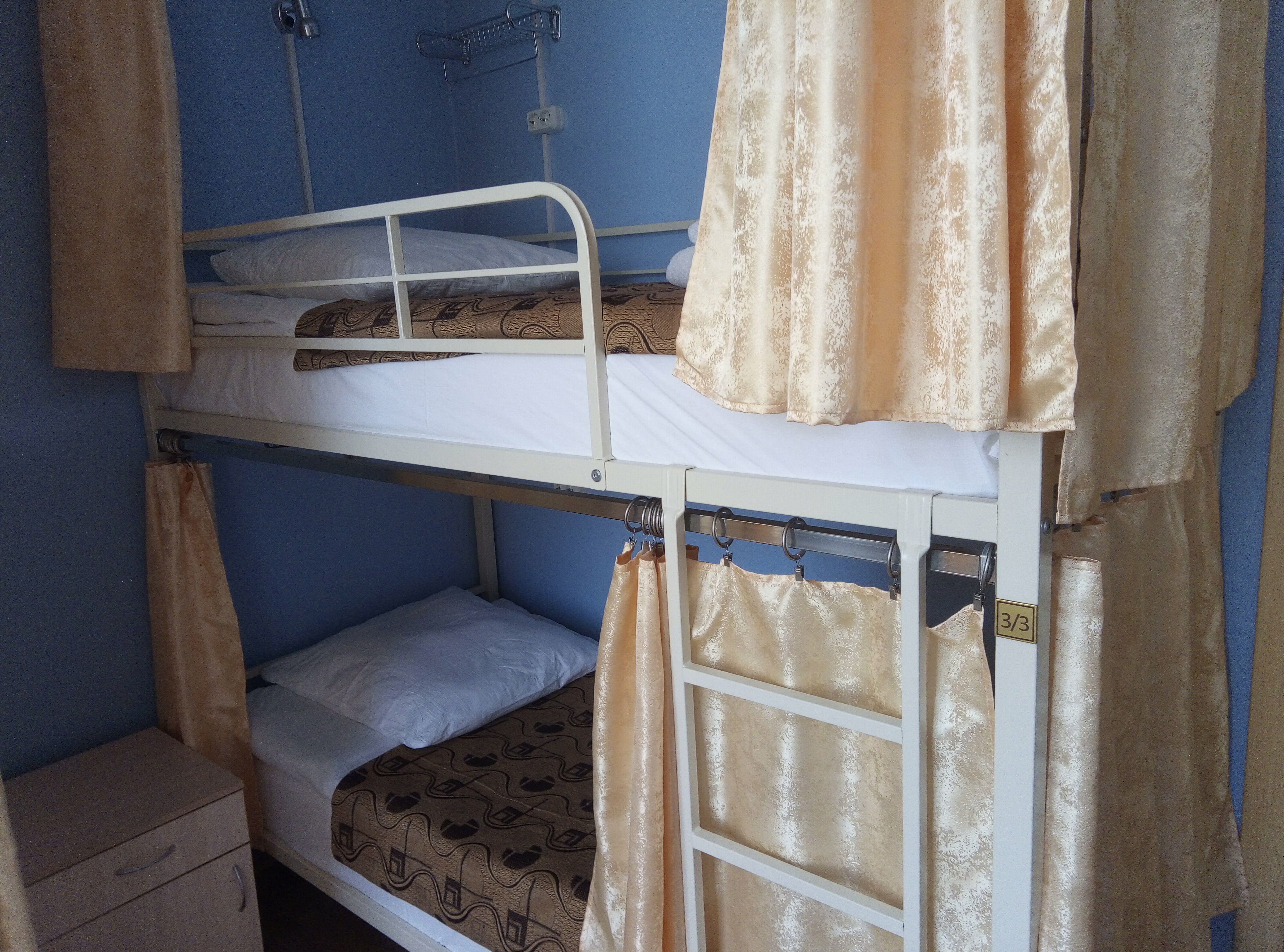 Кровать в общем номере для мужчин с 4 кроватями