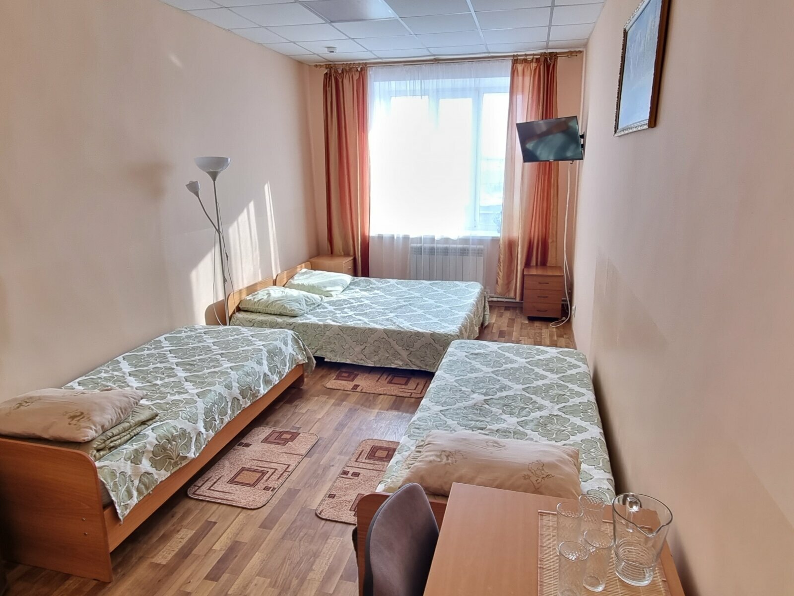 Семейный номер с общей ванной комнатой