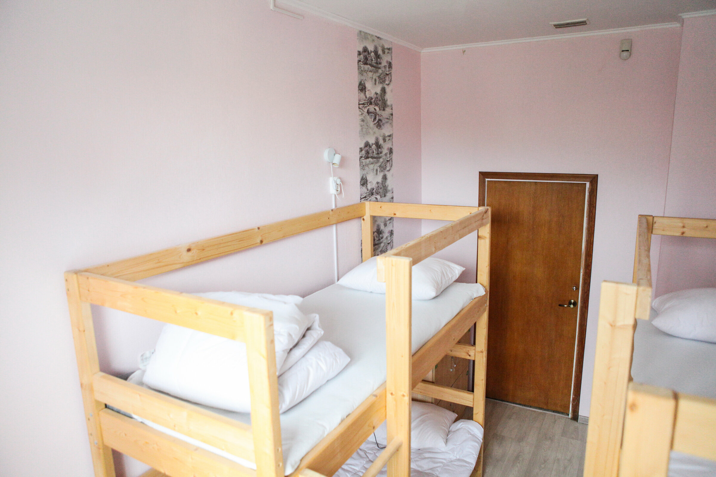 Четырехместный номер эконом-класса с общей ванной комнатой