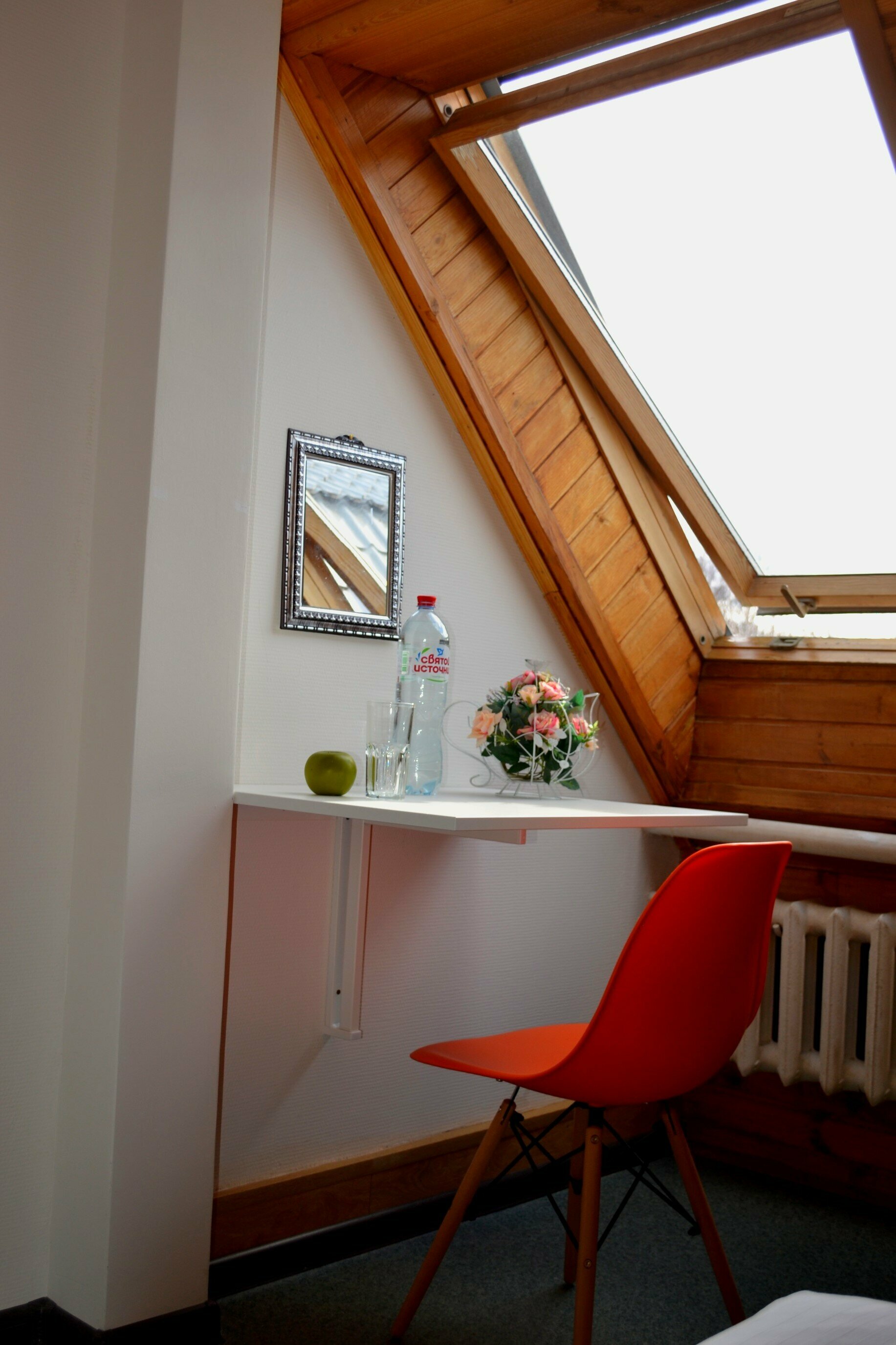 Стандартный двухместный номер с 2 отдельными кроватями и общей ванной комнатой