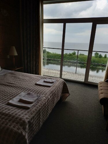 Семейный номер с видом на озеро