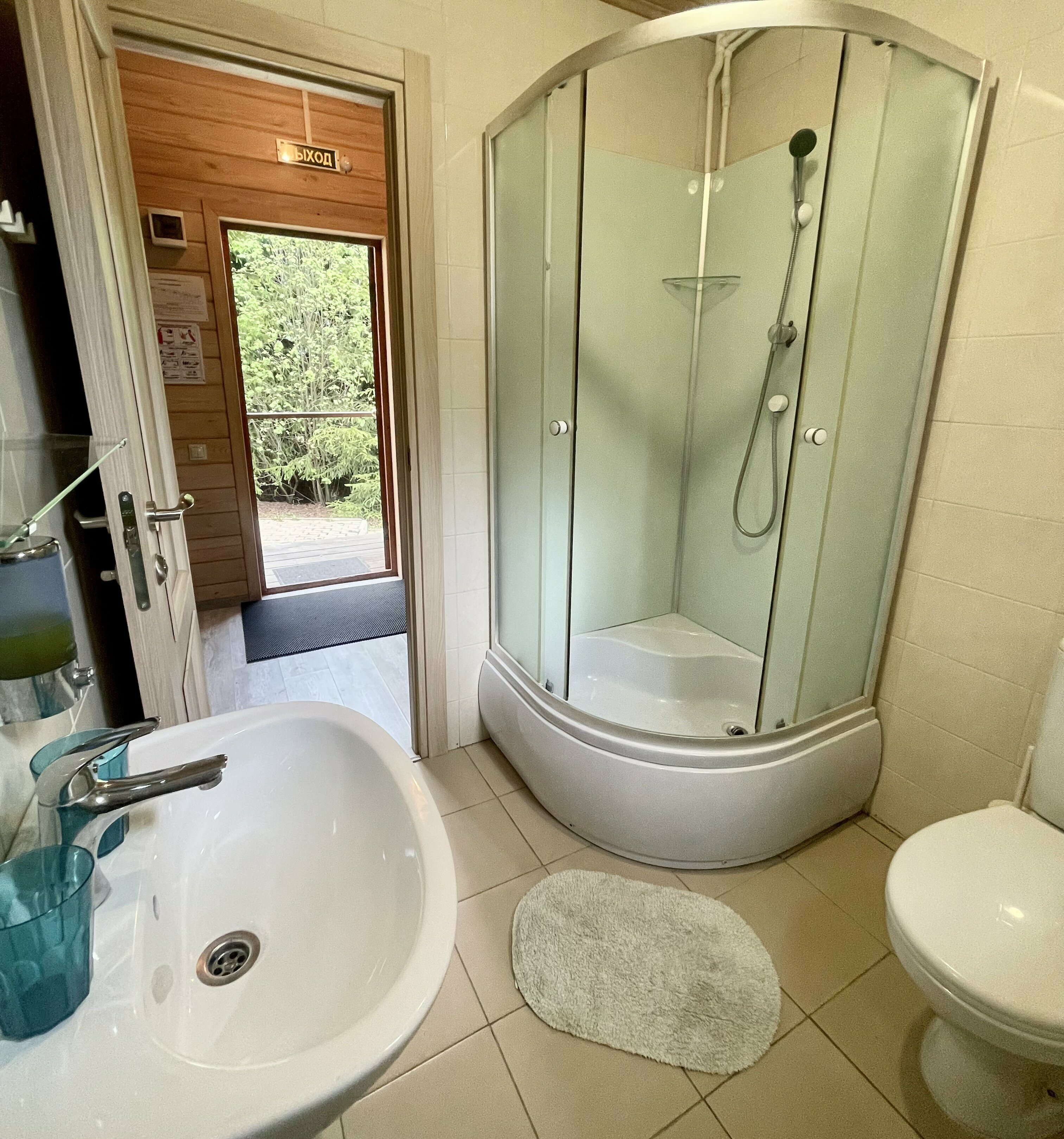 Cемейный номер с собственной ванной комнатой