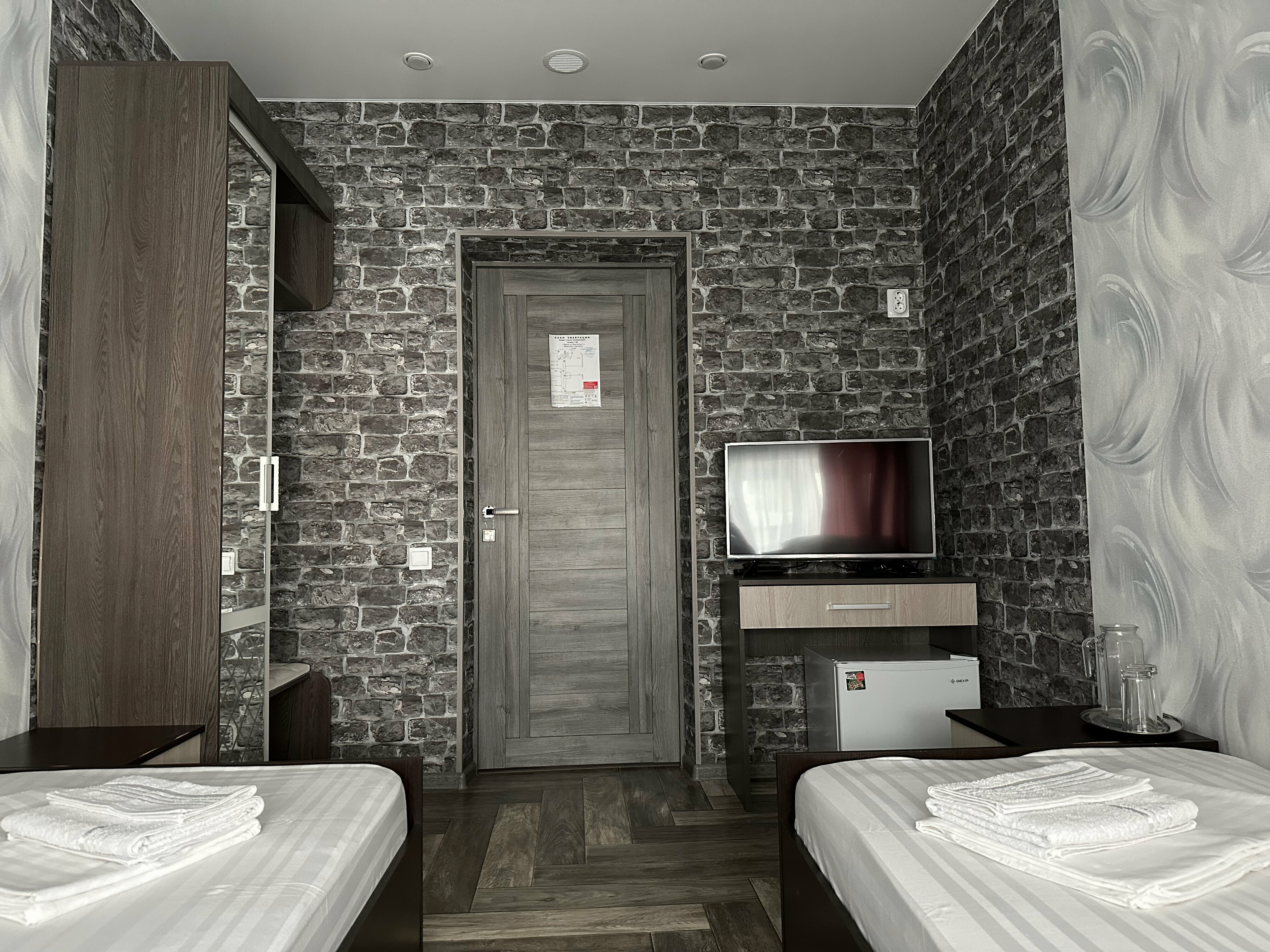 Стандартный двухместный номер с 2 отдельными кроватями и общей ванной комнатой